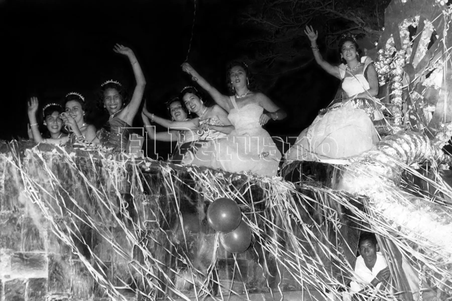 Vistoso corso de carnaval. En la imagen  la Reina del Trabajo, Hilda I. El público ovacionó cariñosamente a las bellas soberanas, así como admiró los sugestivos carros alegóricos (1956). Archivo Histórico de EL PERUANO.