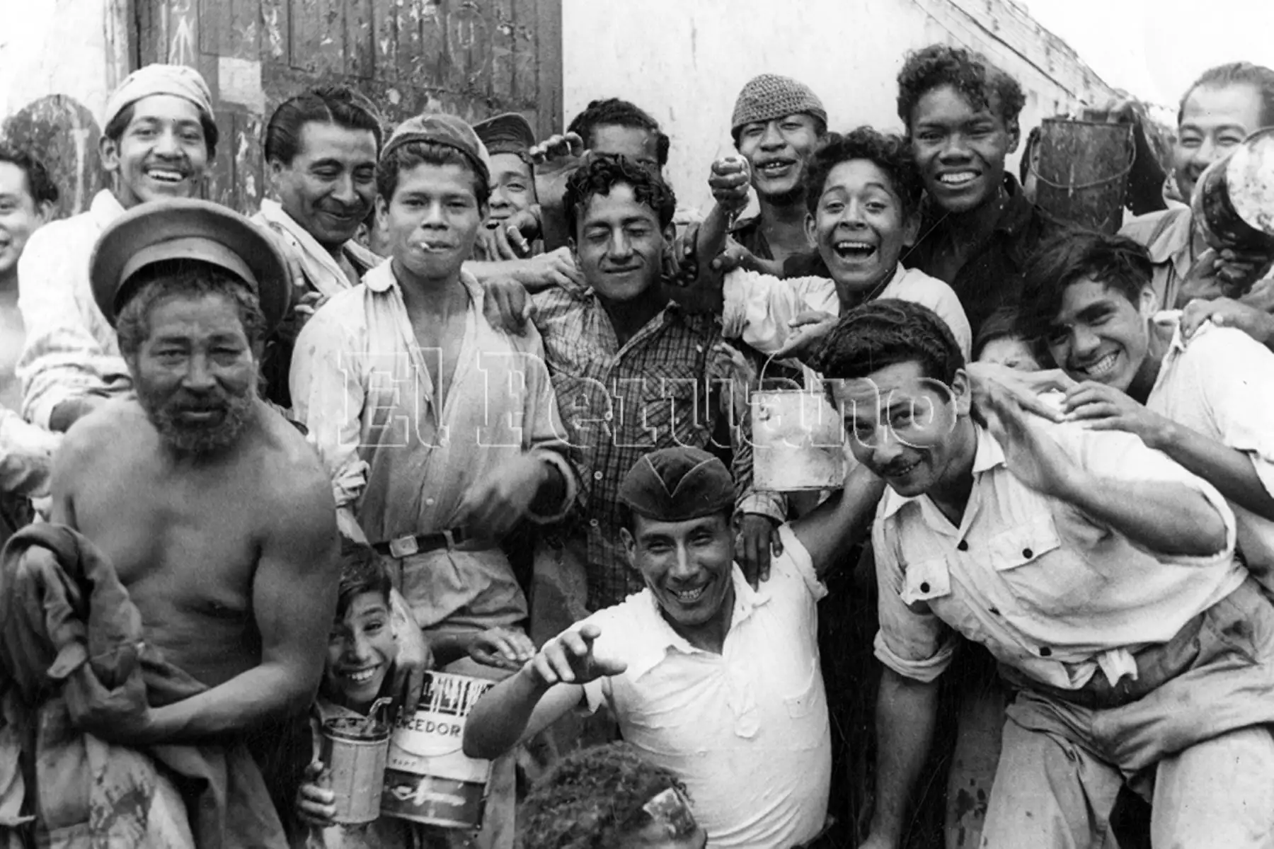 A escenas como esta se está reduciendo el carnaval en Lima. Mientras los grandes corsos serán ya recuerdo de los viejos y las fiestas parecen reservadas a quienes puedan pagar entradas cada vez más altas. Gente de modesta condición económica la pasa alegremente con agua y más agua (1952). Foto: Archivo Histórico de EL PERUANO.