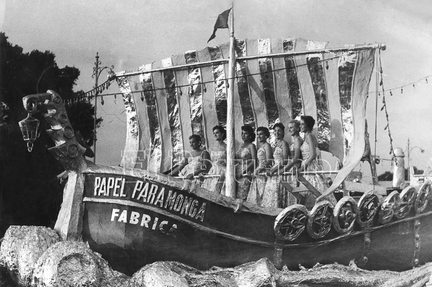 Corso de carnavales y reinas en el coche auspiciado por la compañía Paramonga (1961). Foto: Archivo Histórico de El Peruano