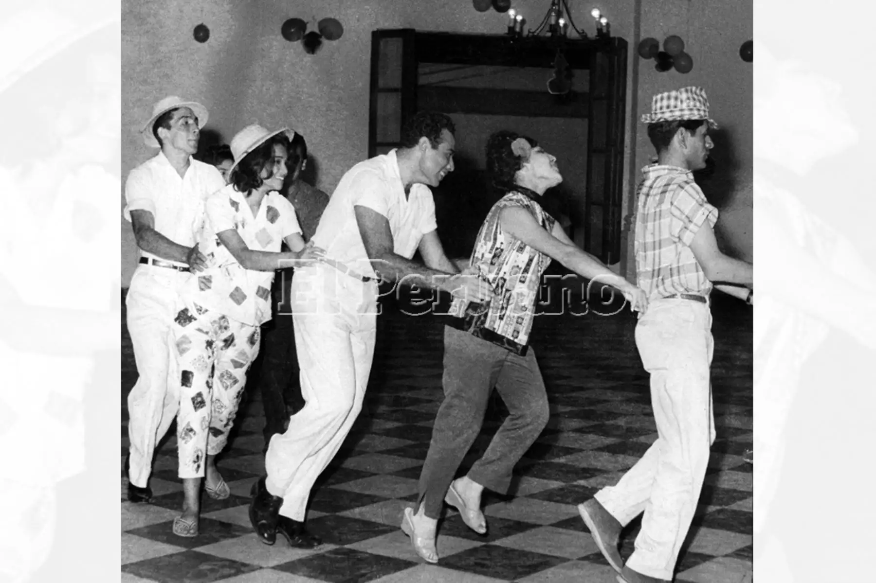 Baile de carnaval. Esta escena se registró en una de las numerosas fiestas juveniles en un club de la capital (1962). Foto: Archivo Histórico de EL PERUANO