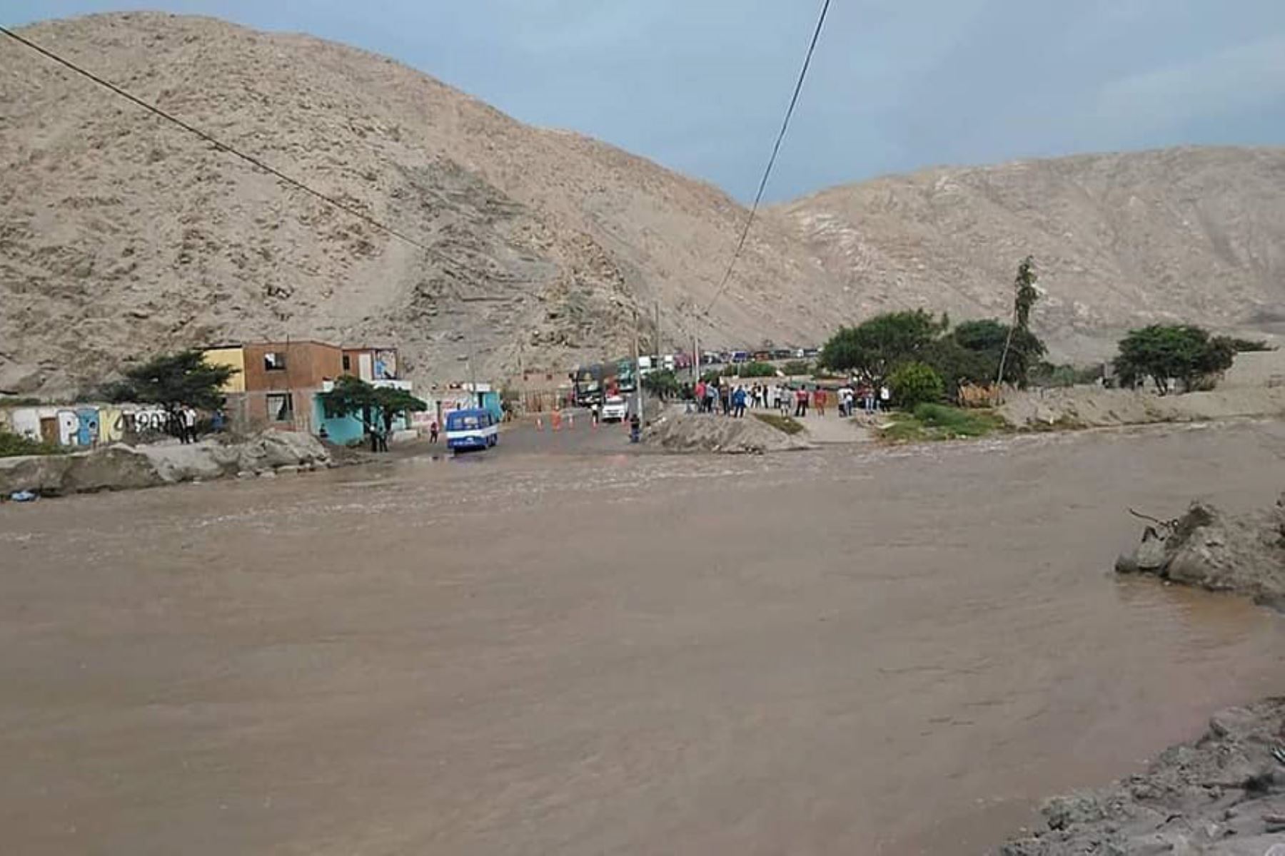 Huaico activa quebrada y bloquea tránsito en la Panamericana Sur en Arequipa. Foto: Leonel Brionez/Facebook