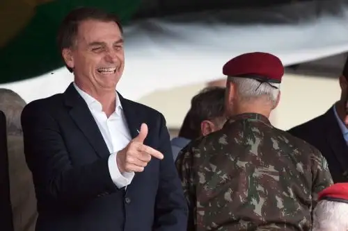 El presidente electo de Brasil, Jair Bolsonaro, hace un gesto durante la ceremonia de graduación de nuevos paracaidistas en el Batallón de Infantería de Paracaídas, en Río de Janeiro Foto: AFP