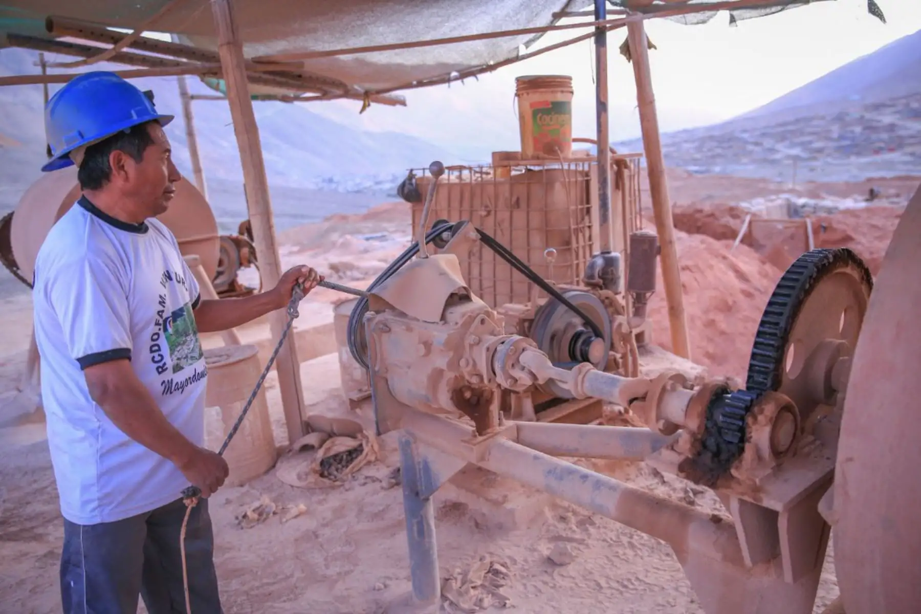 El ministro de Energía y Minas, Francisco Ísmodes Mezzano, proyectó que este año se formalizará a cerca de 10,000 mineros artesanales de diversas zonas del país, lo que les permitirá disminuir sus costos operativos, tener un mayor acompañamiento en capacitación, entre otros beneficios.