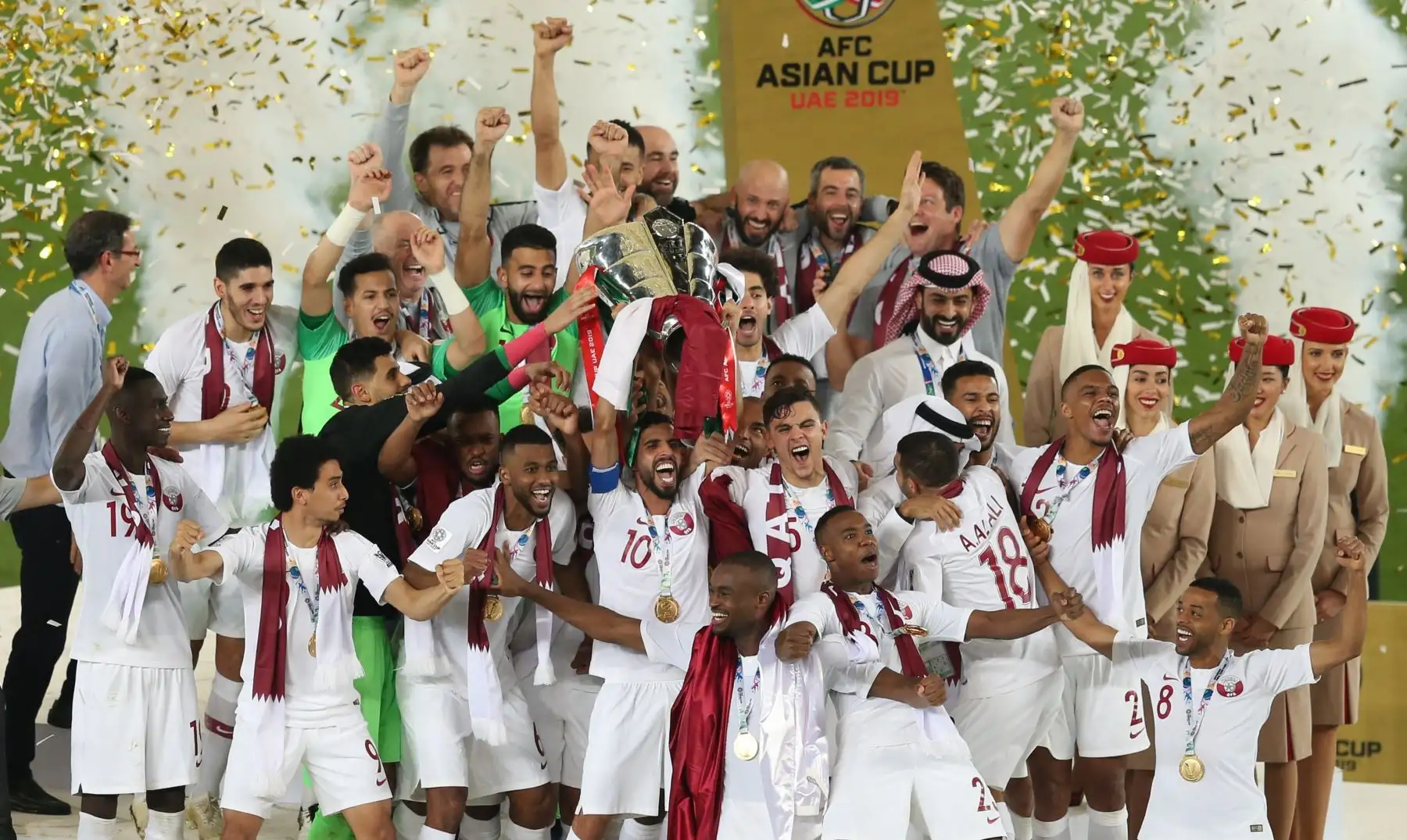 Jugadores de la selección de futbol de Catar celebran la victoria de su equipo en la final de la Copa Asia entre Japón y Catar, este viernes en Abu Dabi. Foto: EFE