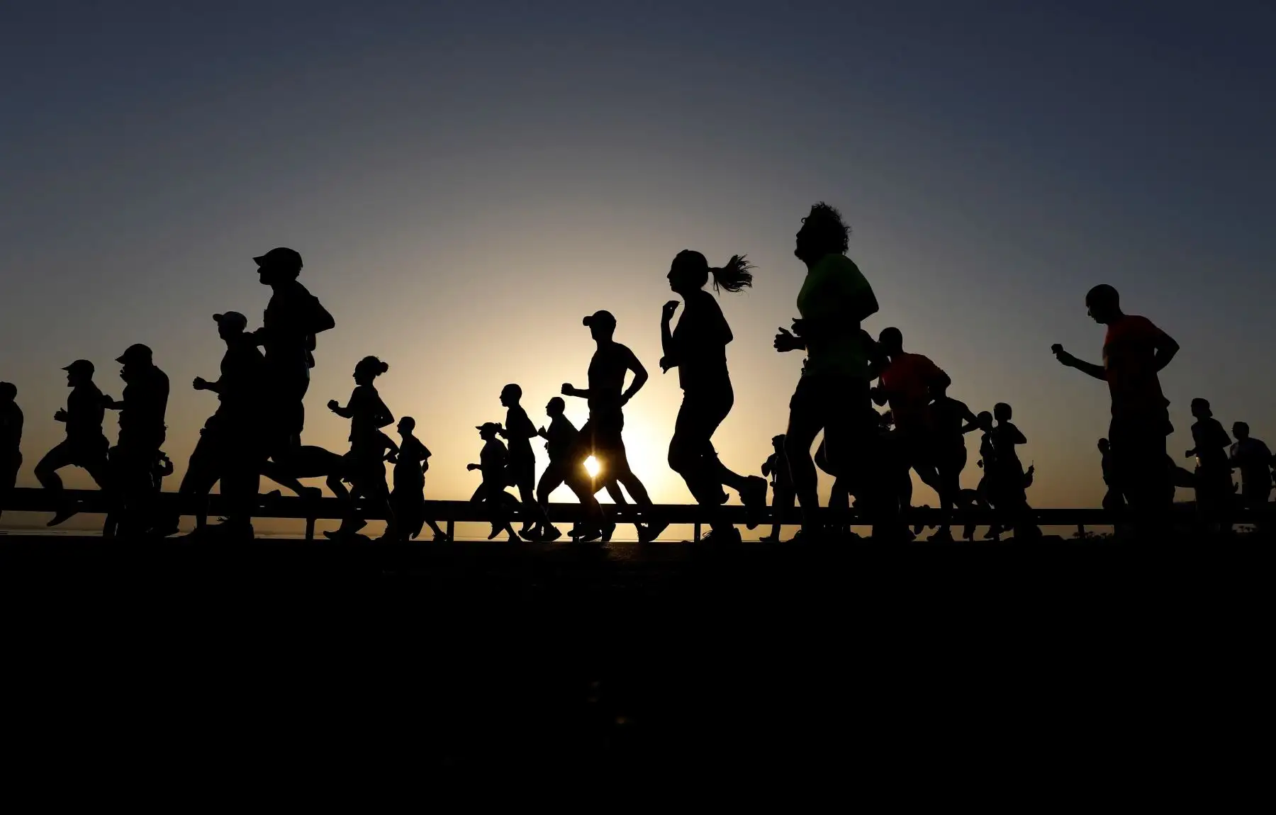 Corredores participan en la Maratón del Mar Muerto, en Israel. Más de 2.000 atletas israelis y 100 internacionales compiten en las cuatro diferentes modalidades de la maratón. EFE