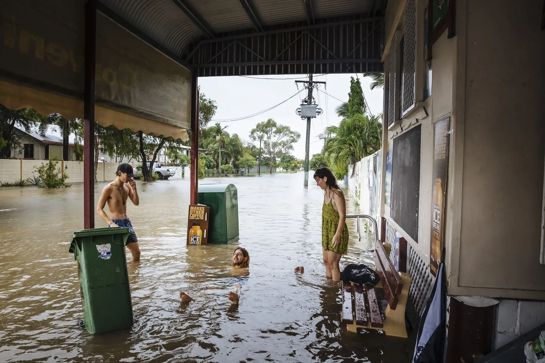 Tres jóvenes australianos se divierten en una calle inundada en Townsville, en el estado de Queensland, Australia donde sufren una intensa ola de calor. EFE