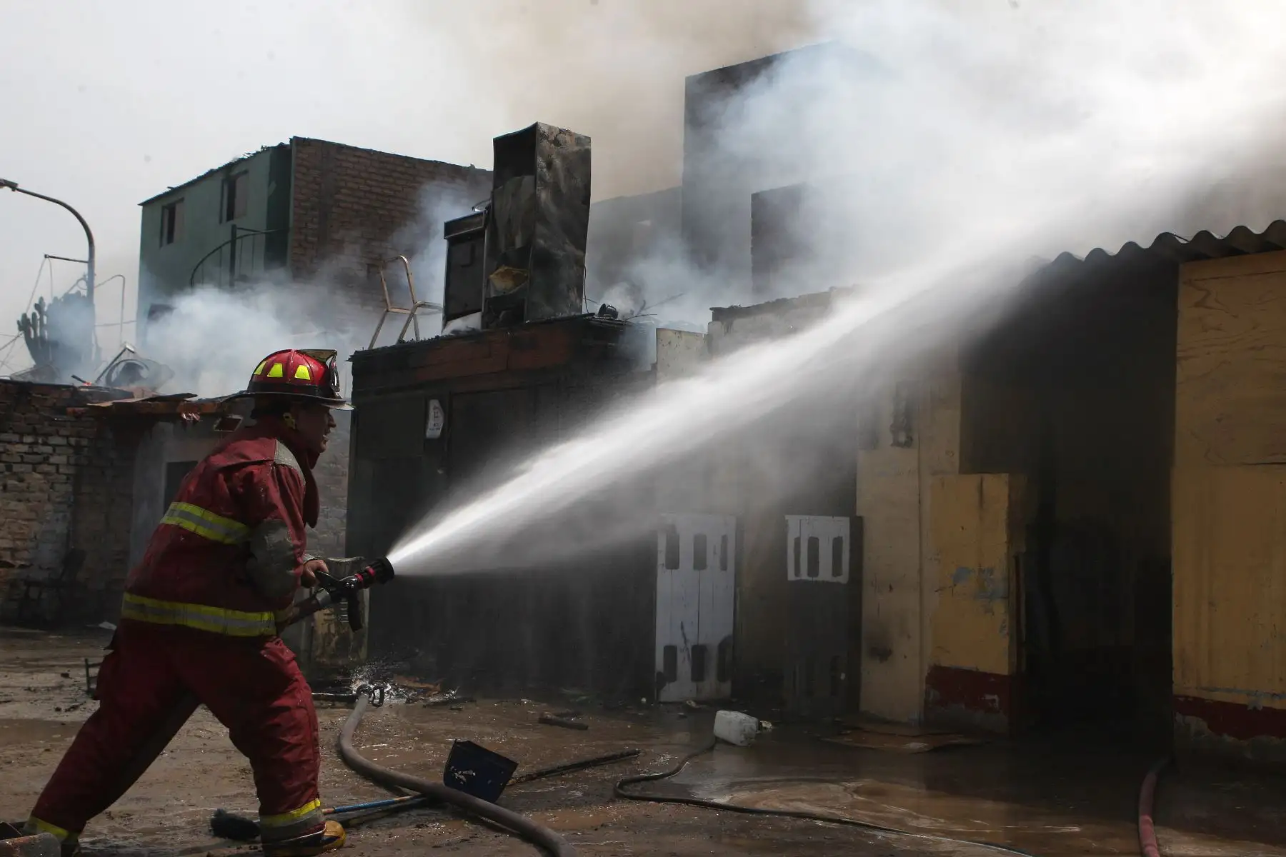 Bomberos logran controlar incendio de precarias viviendas en el cercado de Lima altura cuadra 8 de la avenida Argentina.Foto:ANDINA/Héctor Vinces.
