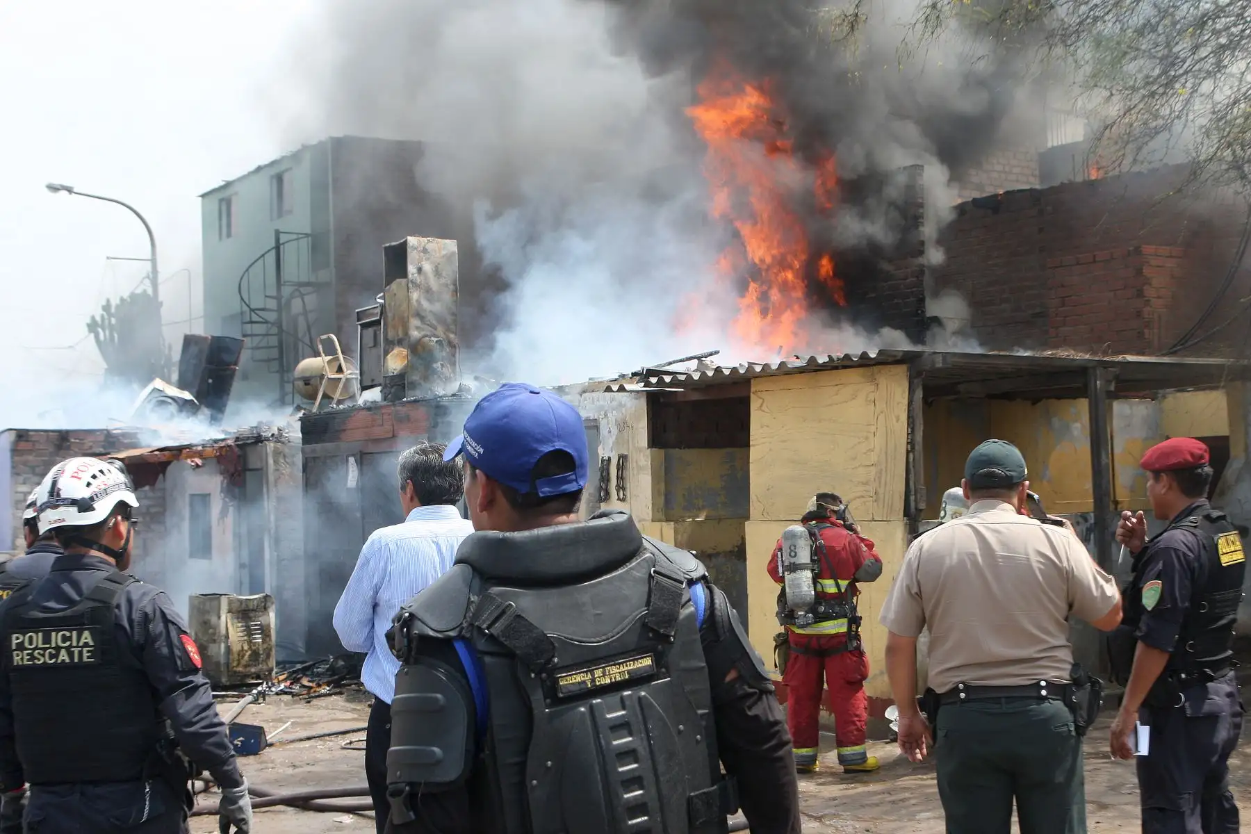 Bomberos logran controlar incendio de precarias viviendas en el cercado de Lima altura cuadra 8 de la avenida Argentina.Foto:ANDINA/Héctor Vinces.