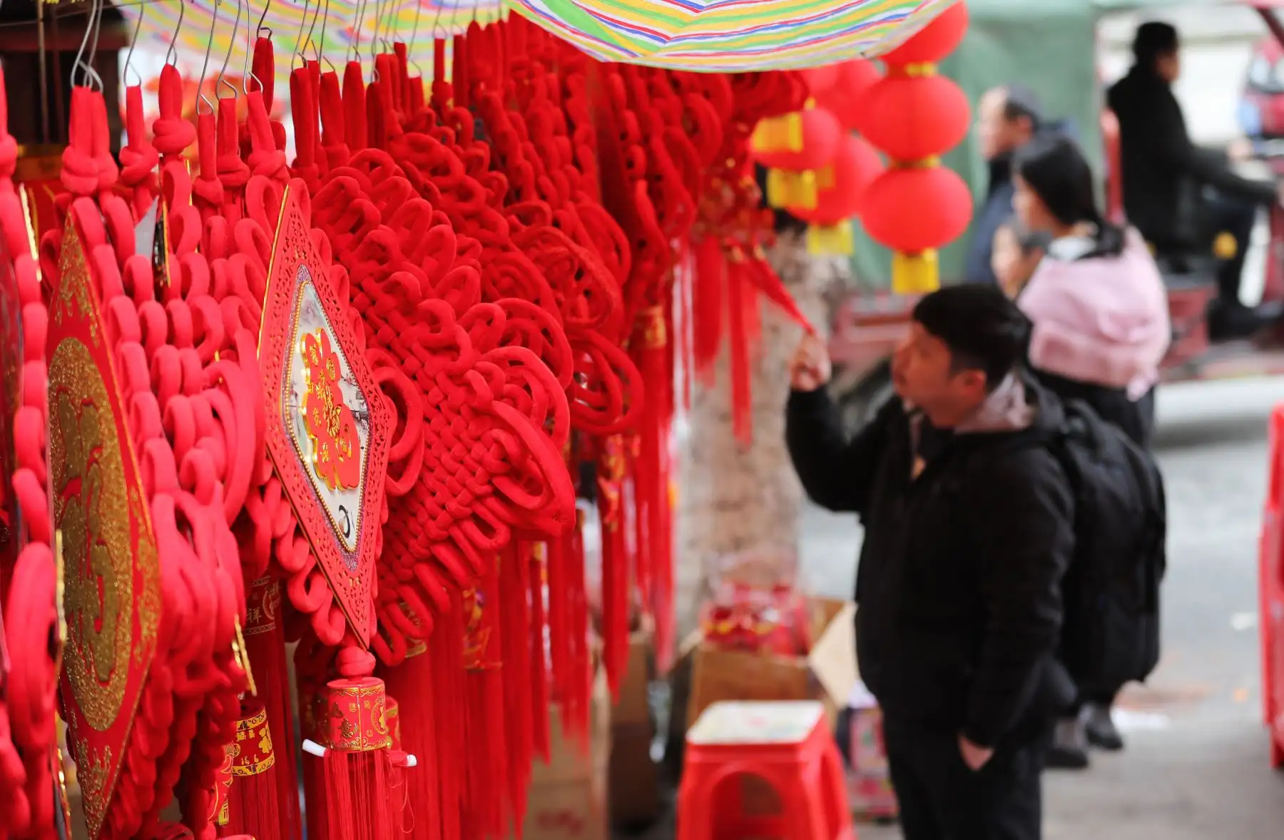 Imagen de clientes seleccionando decoraciones del Festival de Primavera en un mercado en el Condado Autónomo Dong de Yuping de la ciudad de Tongren, provincia de Guizhou, en el suroeste de China. Las personas están ocupadas comprando artículos en Guizhou para el próximo Festival de Primavera, que cae el 5 de febrero este año. (Xinhua/Hu Panxue)