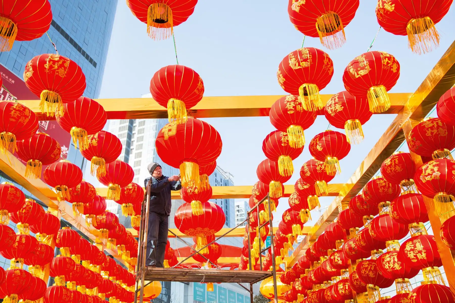-- Un trabajador cuelga linternas rojas para el próximo Festival de Primavera en la puerta de un centro comercial en la ciudad de Handan, provincia de Hebei, en el norte de China. El Festival de Primavera, o Año Nuevo Lunar chino, cae el 5 de febrero este año. (Xinhua/Qiao Hailong)