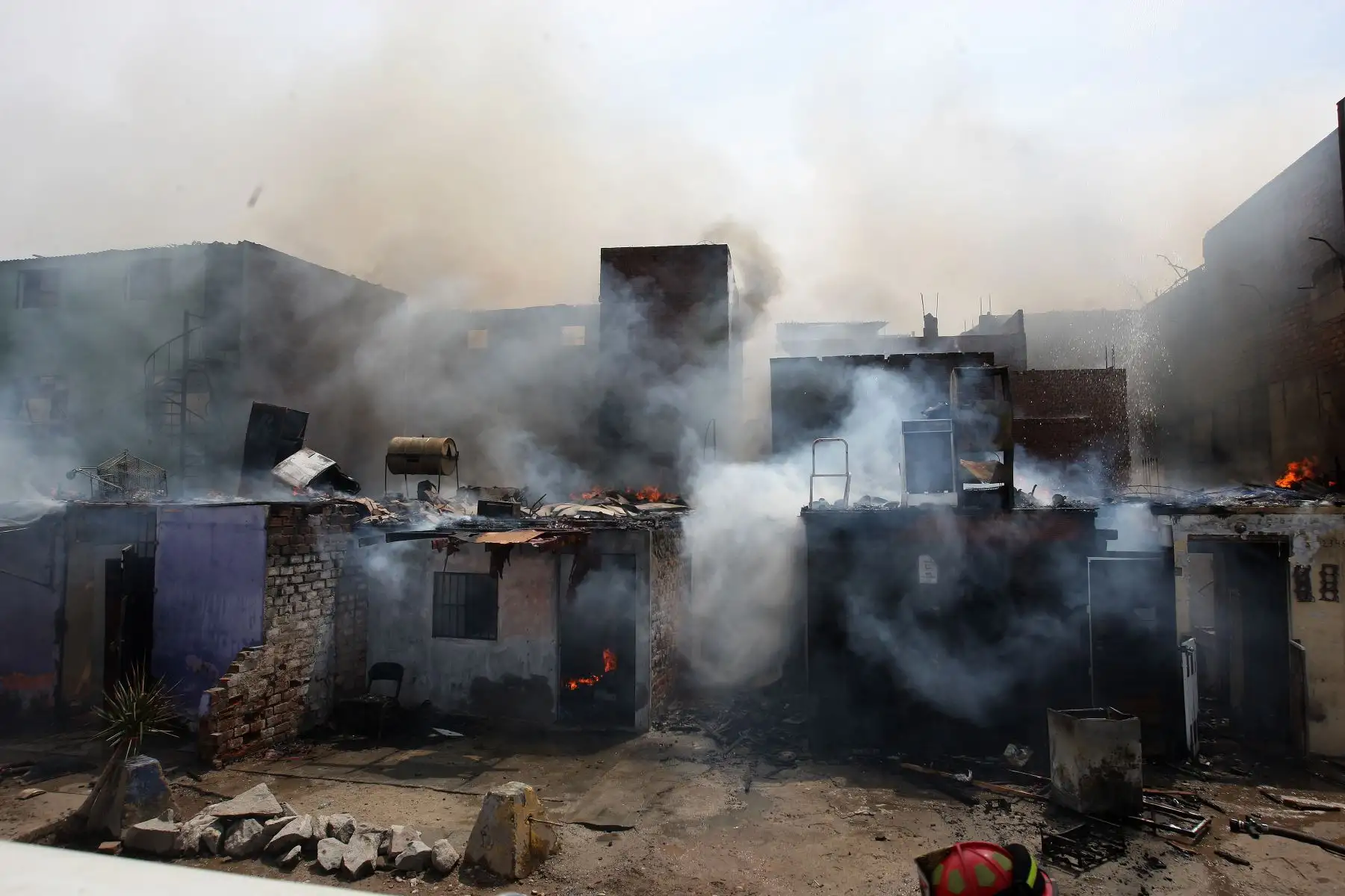 Bomberos logran controlar incendio de precarias viviendas en el cercado de Lima altura cuadra 8 de la avenida Argentina.Foto:ANDINA/Héctor Vinces.