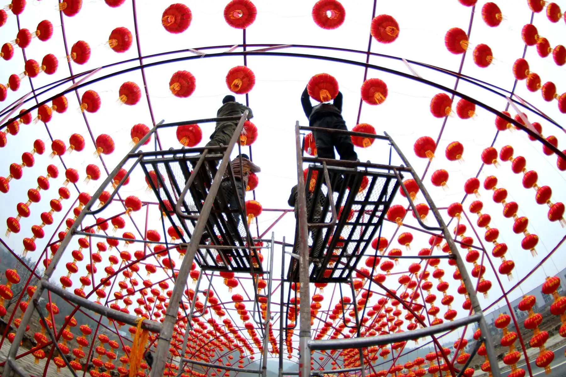 Imagen de trabajadores colgando linternas rojas para el próximo Festival de Primavera en la villa de Yingtaogou en el municipio de Chadian, de la ciudad de Shiyan, provincia de Hubei, en el centro de China. El Festival de Primavera, o Año Nuevo Lunar chino, cae el 5 de febrero este año. (Xinhua/Cao Zhonghong)