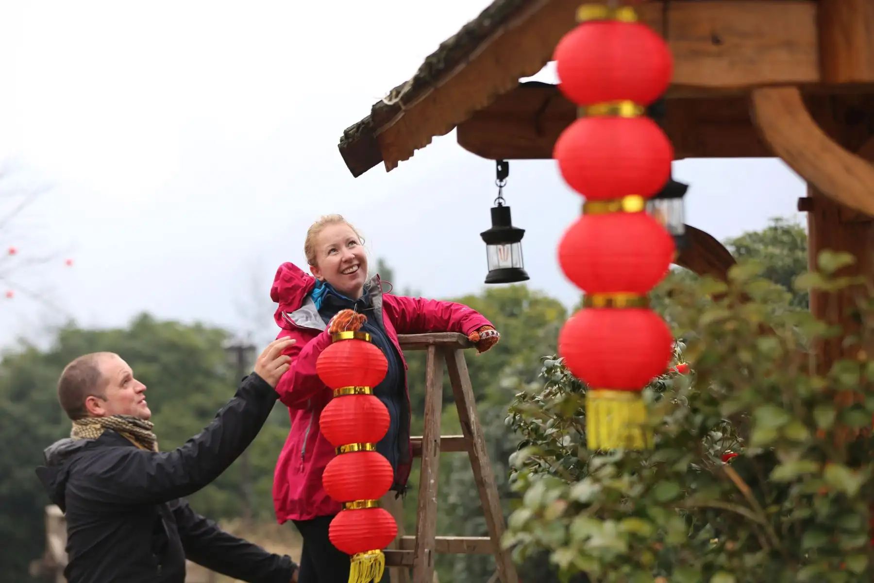 Imagen de una pareja británica colgando linternas rojas para el próximo Festival de Primavera en un hostal en el distrito de Wulingyuan de la ciudad de Zhangjiajie, provincia de Hunan, en el centro de China. El Festival de Primavera, o Año Nuevo Lunar chino, cae el 5 de febrero este año. (Xinhua/Wu Yongbing)