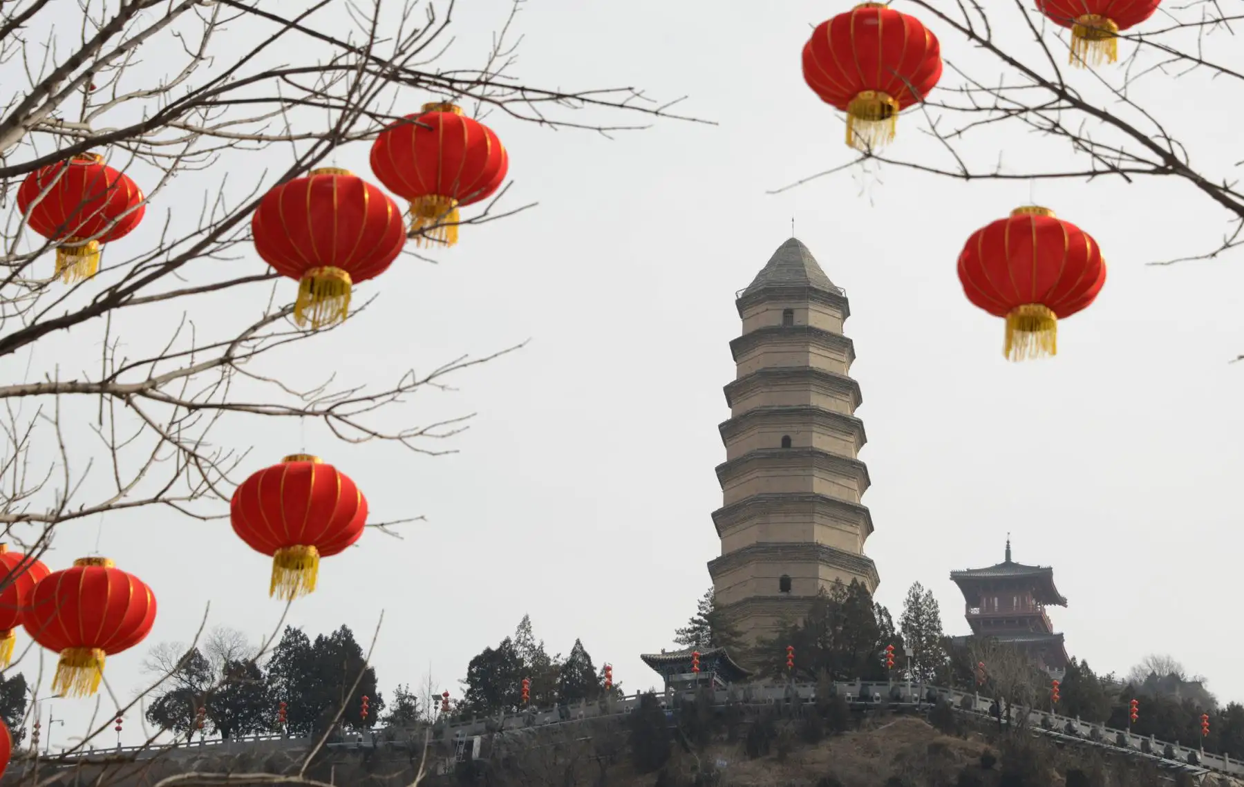 Imagen de una vista del punto turístico de Colina de la Pagoda decorado con linternas rojas para el próximo Festival de Primavera, en la ciudad de Yan