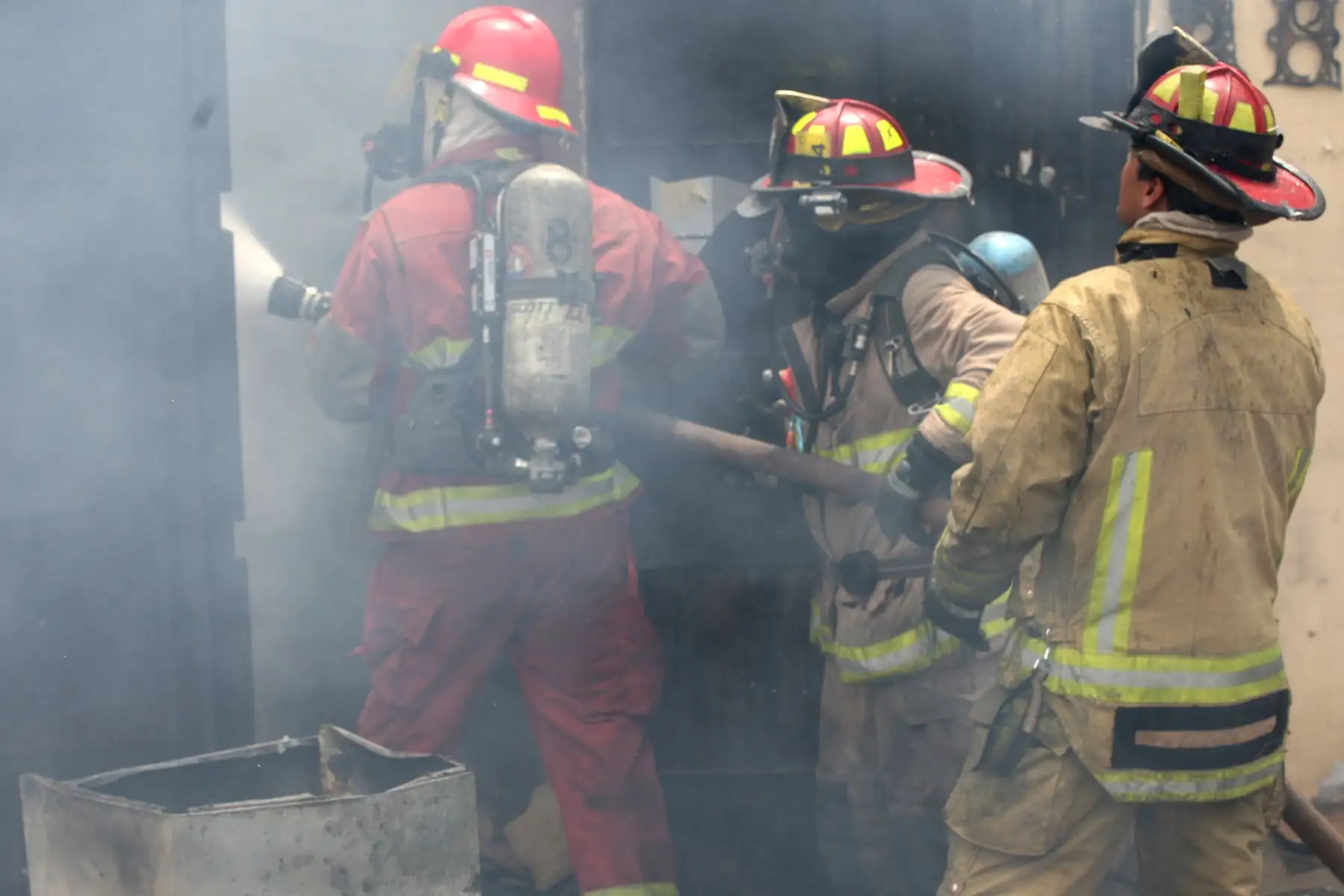 Bomberos logran controlar incendio de precarias viviendas en el cercado de Lima altura cuadra 8 de la avenida Argentina.Foto:ANDINA/Héctor Vinces.