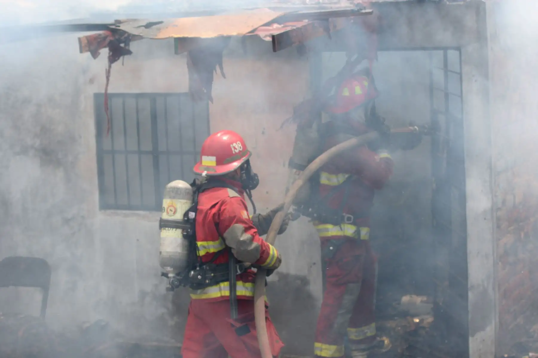 Bomberos logran controlar incendio de precarias viviendas en el cercado de Lima altura cuadra 8 de la avenida Argentina.Foto:ANDINA/Héctor Vinces.