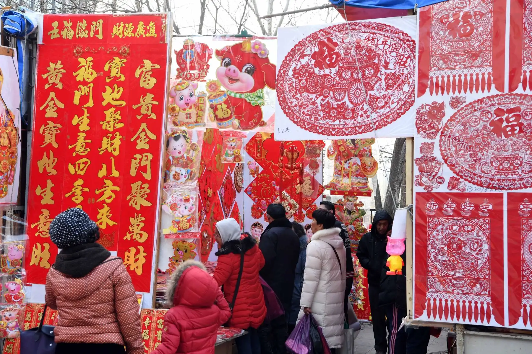 Personas seleccionan decoraciones del Festival de Primavera para el próximo Año Nuevo Lunar chino en la antigua calle cultural, en Tianjin, en el norte de China, el 1 de febrero de 2019. (Xinhua/Ma Ping)