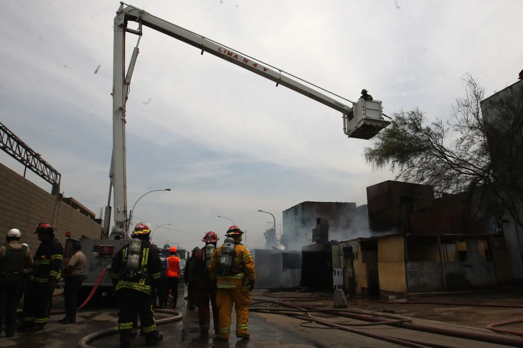Bomberos logran controlar incendio de precarias viviendas en el cercado de Lima altura cuadra 8 de la avenida Argentina.Foto:ANDINA/Héctor Vinces.