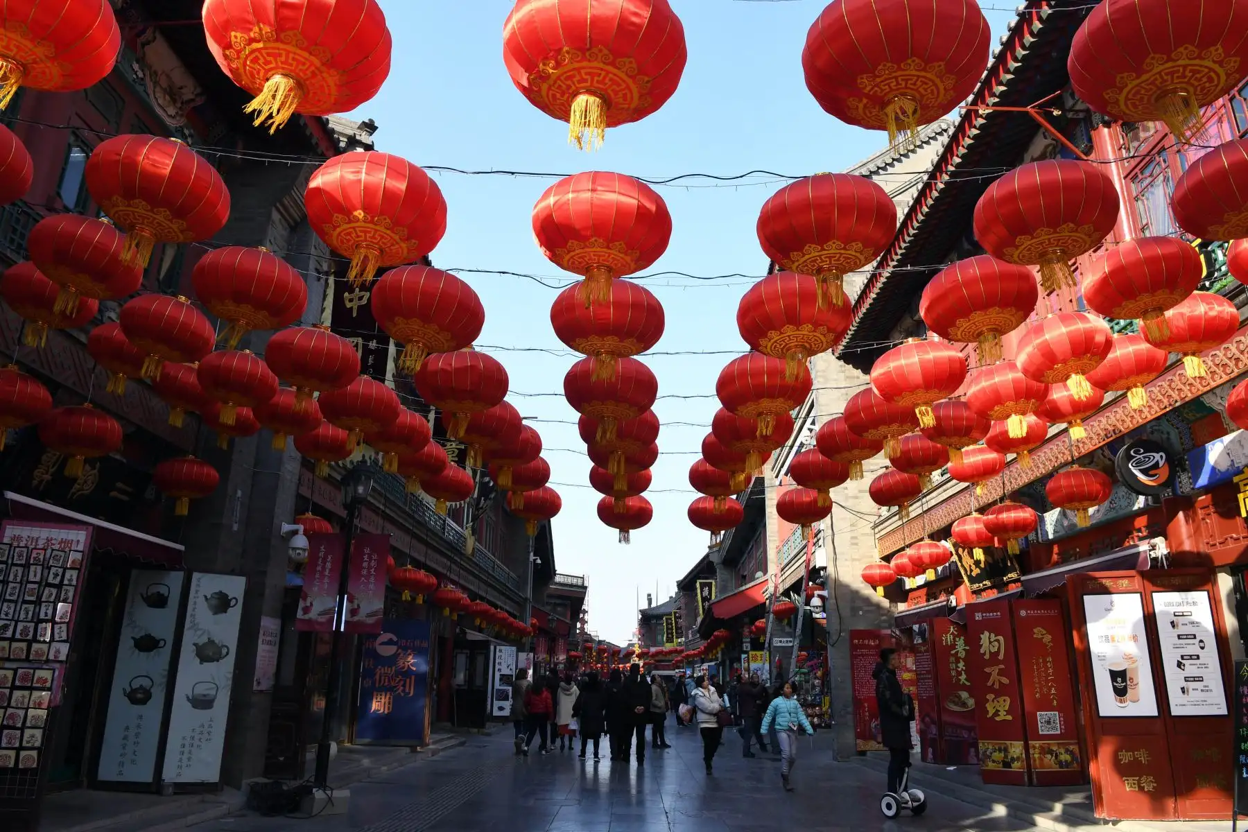 Vista de la antigua calle cultural decorada con linternas rojas, en Tianjin, en el norte de China, el 1 de febrero de 2019. (Xinhua/Ma Ping)