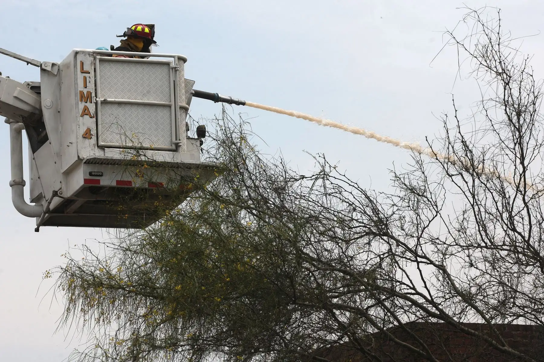 Bomberos logran controlar incendio de precarias viviendas en el cercado de Lima altura cuadra 8 de la avenida Argentina.Foto:ANDINA/Héctor Vinces.