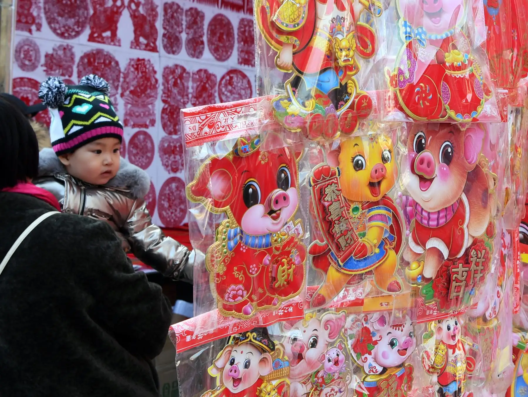 Vista de las decoraciones del Festival de Primavera en la antigua calle cultural decorada con linternas rojas, en Tianjin, en el norte de China. (Xinhua/Ma Ping)