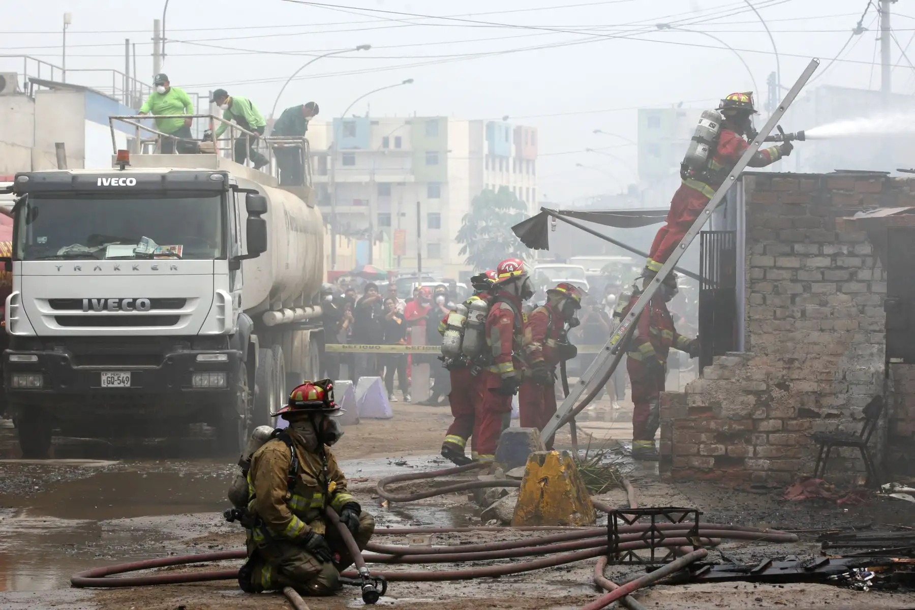 Bomberos logran controlar incendio de precarias viviendas en el cercado de Lima altura cuadra 8 de la avenida Argentina.Foto:ANDINA/Héctor Vinces.