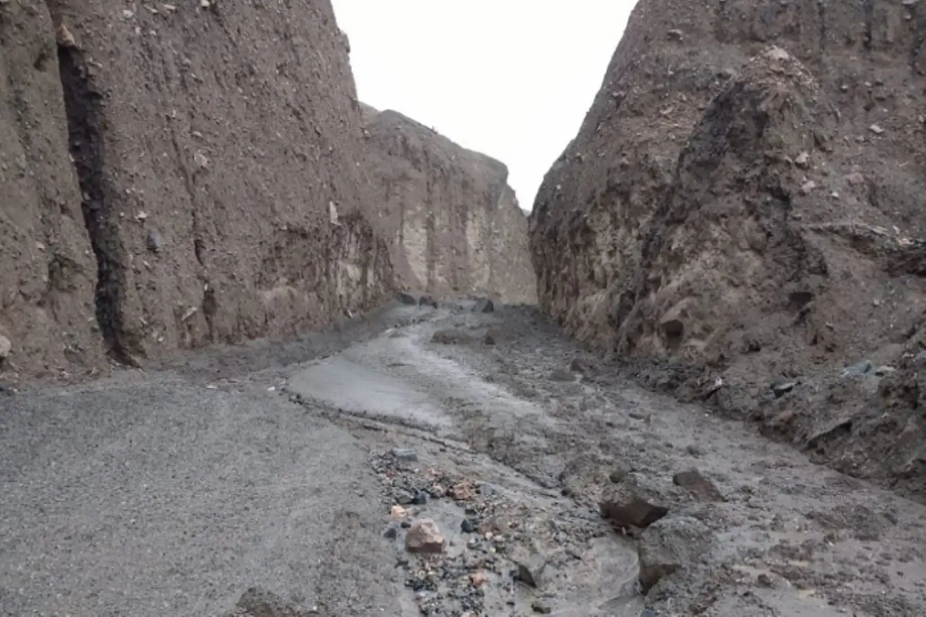 La provincia de Castilla, en la región Arequipa, también está sufriendo los estragos por las fuertes lluvias que se registraron esta mañana en la zona y que dejaron por algunas horas incomunicados los pueblos de Aplao y Tipan, por la caída de un huaico en el sector de Capisa. Gran cantidad de lodo y piedras quedó en la carretera. Foto cortesía del consejero Silvio Arias