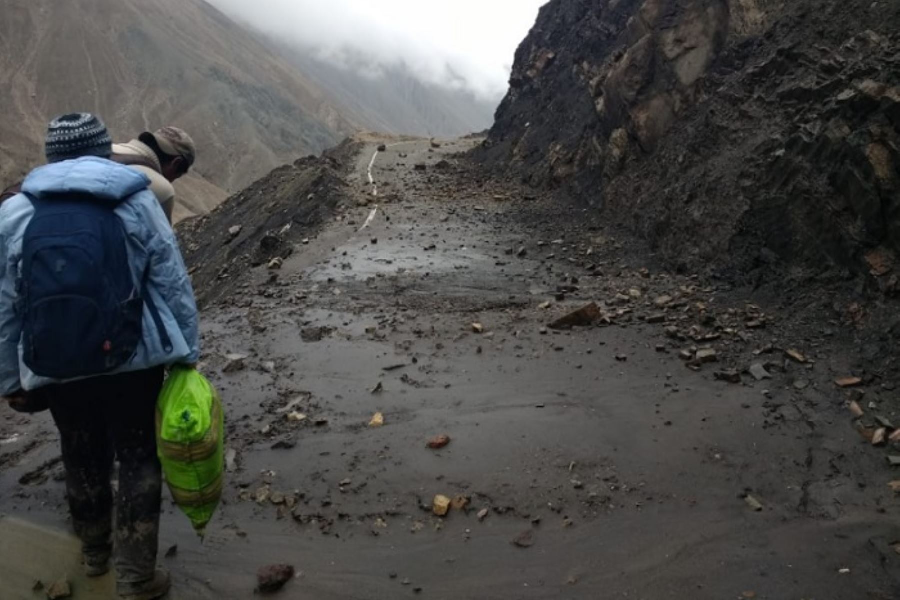 El COER Arequipa reportó la caída de piedras que afectaron el tránsito en la carretera a Uchumayo a causa del fuerte sismo de magnitud 5.4 registrado ayer en Moquegua.  ANDINA/Archivo