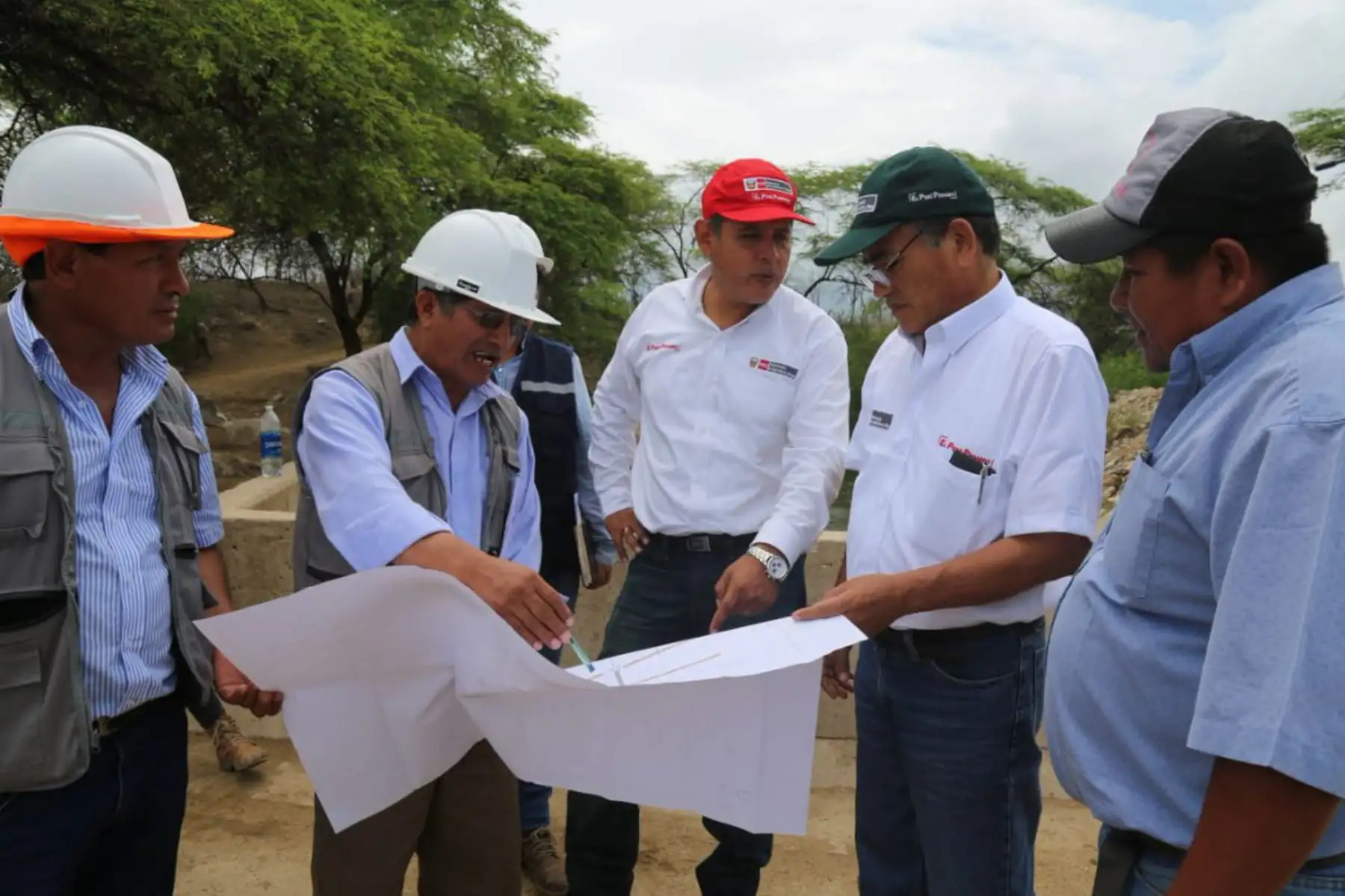 El ministro de Agricultura y Riego, Gustavo Mostajo supervisó hoy las obras de reconstrucción que efectúa su sector en Piura, comprobando el avance de estas y su pronta culminación en abril y otras en junio de este año.
