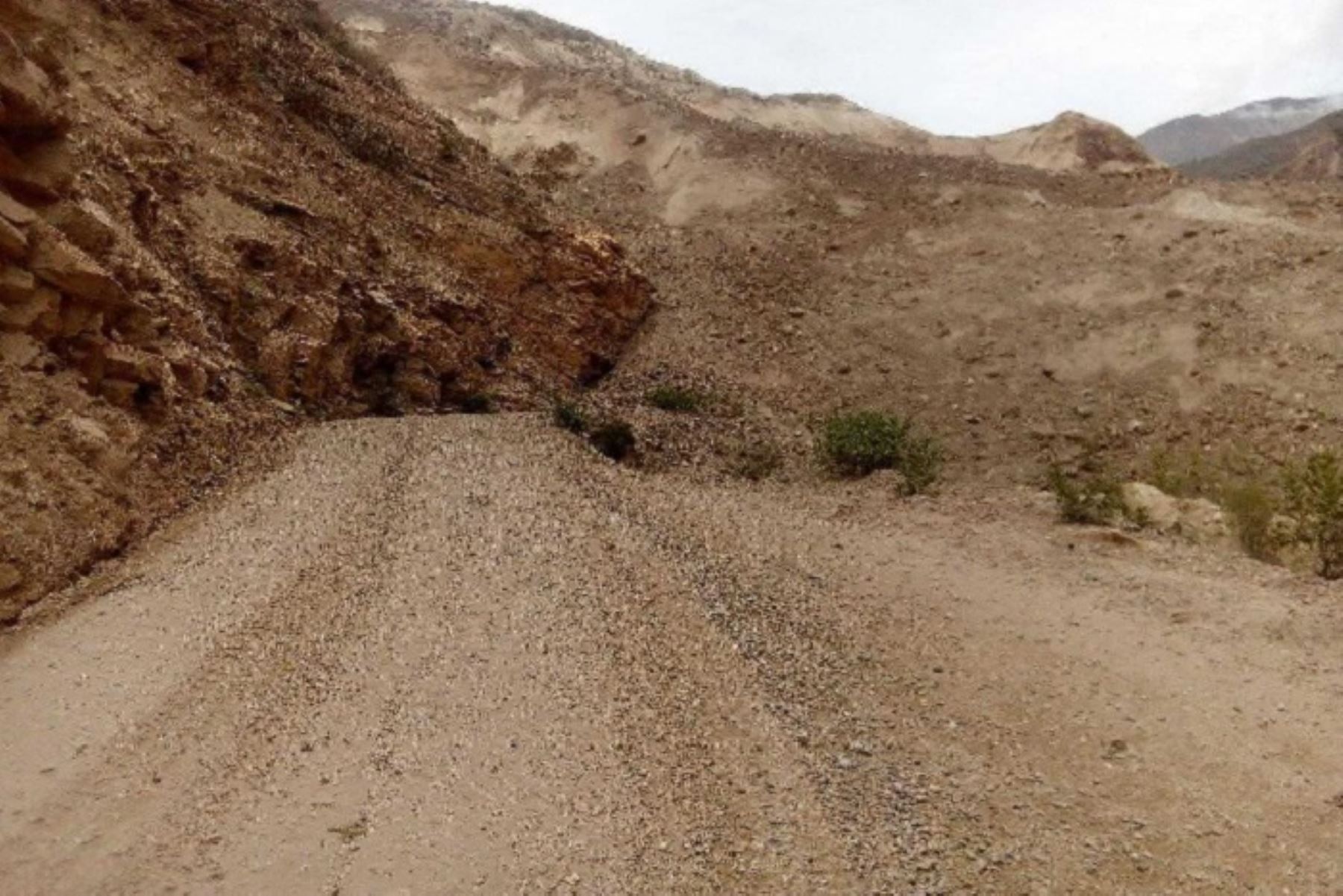 Las lluvias intensas han provocado el derrumbe de un cerro en el centro poblado Suchimán, en la provincia de Sihuas, región Áncash, causado daños en el tramo vía que conecta las regiones Áncash, La Libertad y Huánuco, se informó.