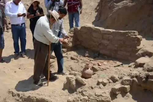 La tumba de un personaje sin cráneo y que correspondería a un jefe militar perteneciente a la élite Mochica, ubicada a solo cien metros de la famosa Tumba del Señor de Úcupe, fue descubierta en el complejo arqueológico Huaca El Pueblo de Ùcupe, en el distrito de Lagunas (Mocupe), en la provincia de Chiclayo, región Lambayeque.