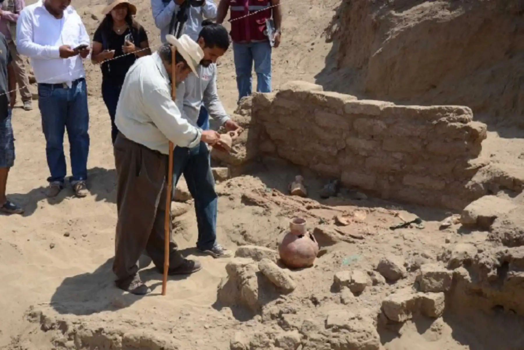 La tumba de un personaje sin cráneo y que correspondería a un jefe militar perteneciente a la élite Mochica, ubicada a solo cien metros de la famosa Tumba del Señor de Úcupe, fue descubierta en el complejo arqueológico Huaca El Pueblo de Ùcupe, en el distrito de Lagunas (Mocupe), en la provincia de Chiclayo, región Lambayeque.