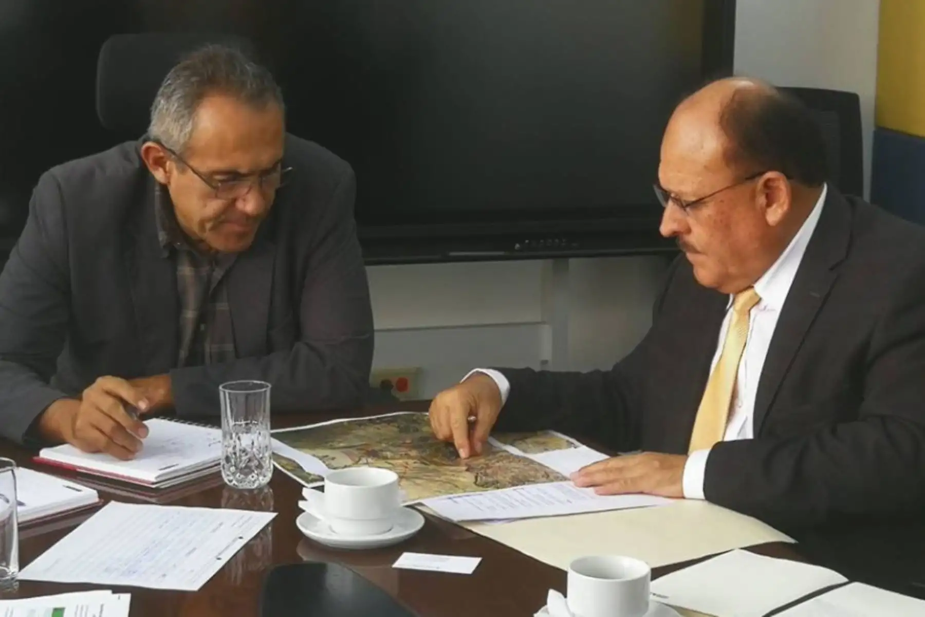 A fin de promover proyectos en beneficio del transporte en la región Arequipa, el parlamentario Sergio Dávila Vizcarra se reunió con el viceministro de Transportes, Carlos Estremadoyro, así como funcionarios y equipo técnico de dicho portafolio.