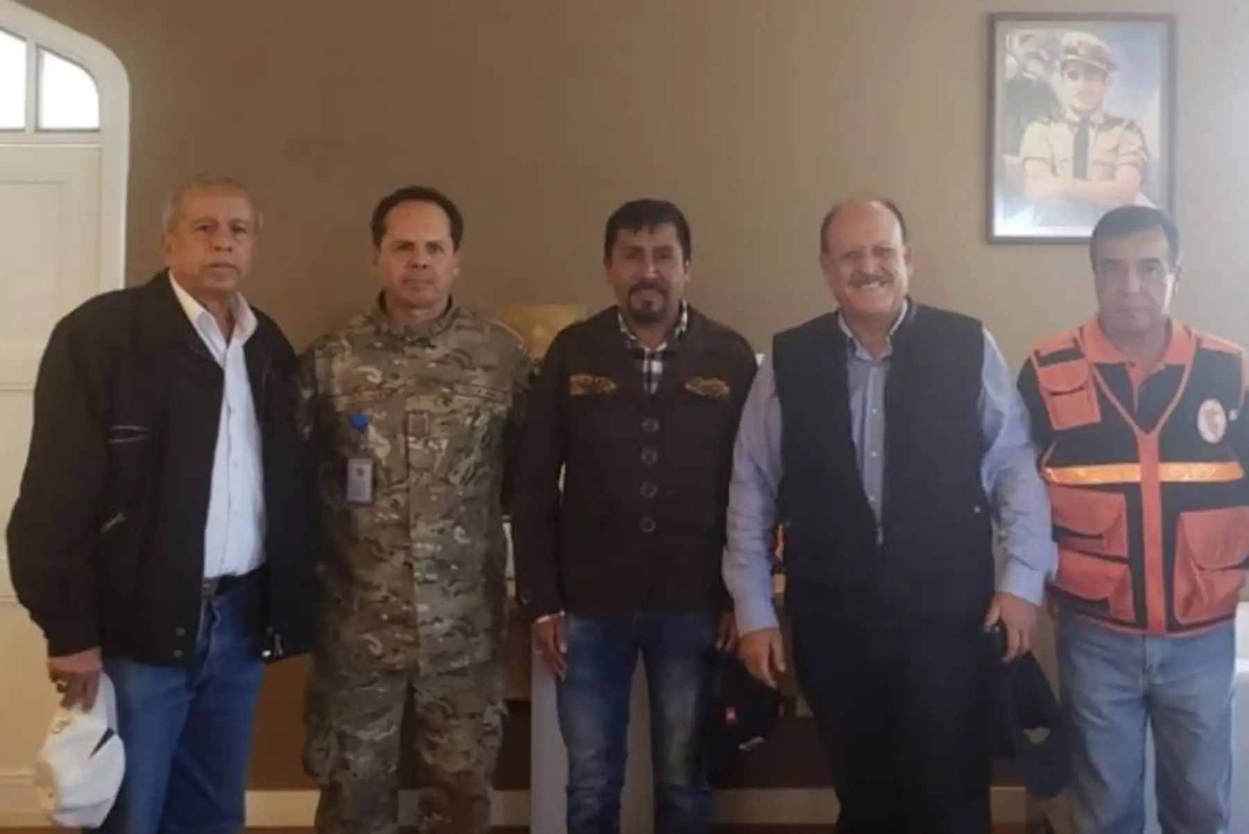 El gobernador regional de Arequipa, Elmer Cáceres Llica, y el congresista de la República, Sergio Dávila, sobrevolaron las provincias de Camaná, Castilla y Condesuyos, donde las intensas lluvias han provocado en los últimos días serios daños en la infraestructura de riego, cultivos, carreteras y puentes.