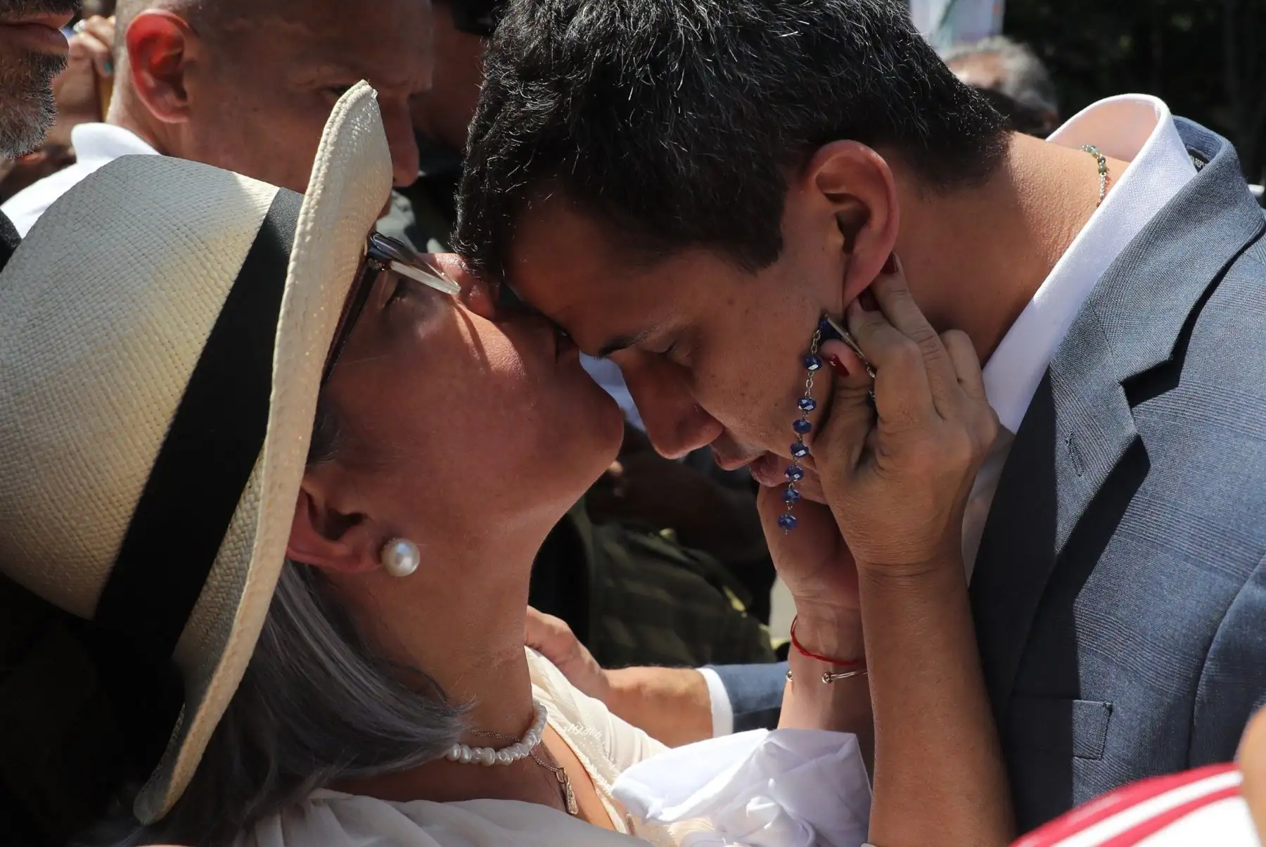 El presidente de la Asamblea Nacional de Venezuela, Juan Guaidó, recibe un beso de su madre, Norka Márquez, antes de hablar ante los asistentes a una manifestación en su apoyo y en contra del presidente de Venezuela, Nicolás Maduro, este sábado, en Caracas (Venezuela). Foto: EFE/ Miguel Gutiérrez