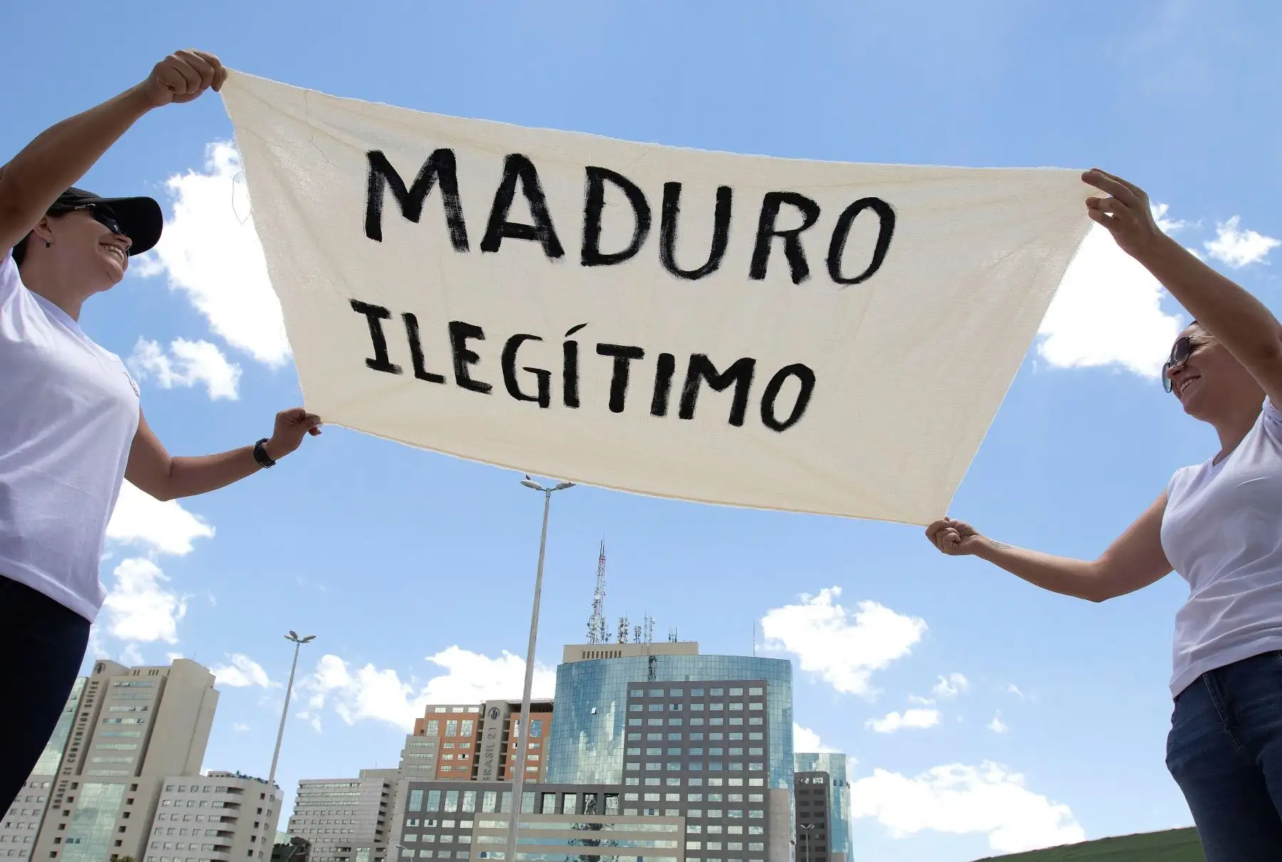 Venezolanos se manifiestan contra el presidente de Venezuela, Nicolás Maduro, y en apoyo al presidente de la Asamblea Nacional, Juan Guaidó, en Brasilia (Brasil). Foto: EFE/Joédson Alves