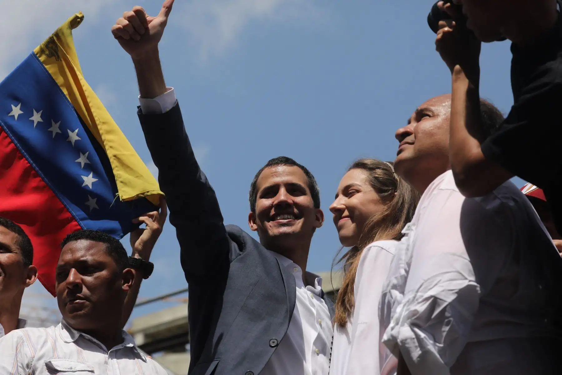 El presidente de la Asamblea Nacional de Venezuela, Juan Guaidó, acompañado de su esposa, Fabiana Rosales, llega para pronunciar un discurso en una marcha opositora este sábado en Caracas (Venezuela). Las concentraciones opositoras al presidente de Venezuela, Nicolás Maduro, están convocadas en toda Venezuela y en distintos países. Foto: EFE/ Miguel Gutiérrez