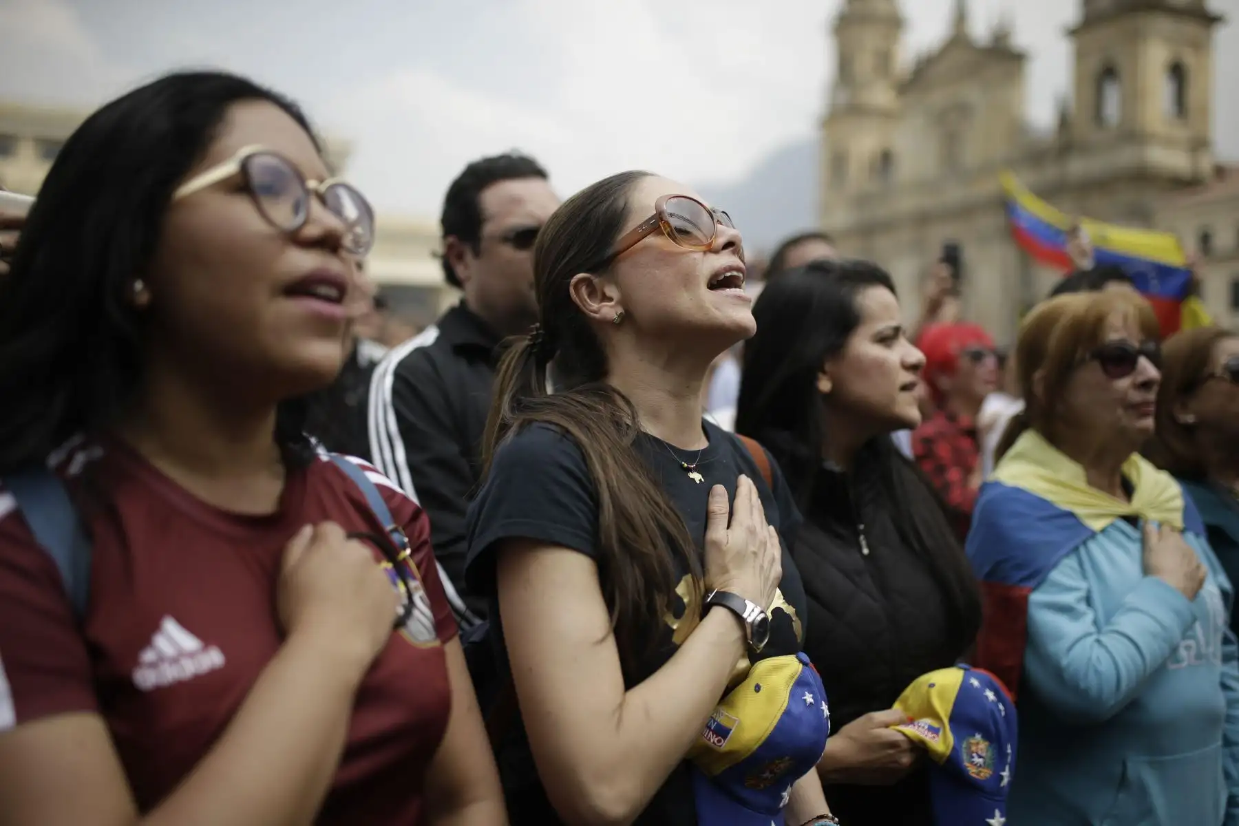 Ciudadanos venezolanos se manifiestan contra el presidente de Venezuela, Nicolás Maduro, y en apoyo al presidente de la Asamblea Nacional, Juan Guaidó, este sábado en la Plaza Bolívar de Bogotá (Colombia). Las manifestaciones en contra de Maduro se realizaron en varias ciudades dentro y fuera de Venezuela. Foto: EFE/ Juan Páez
