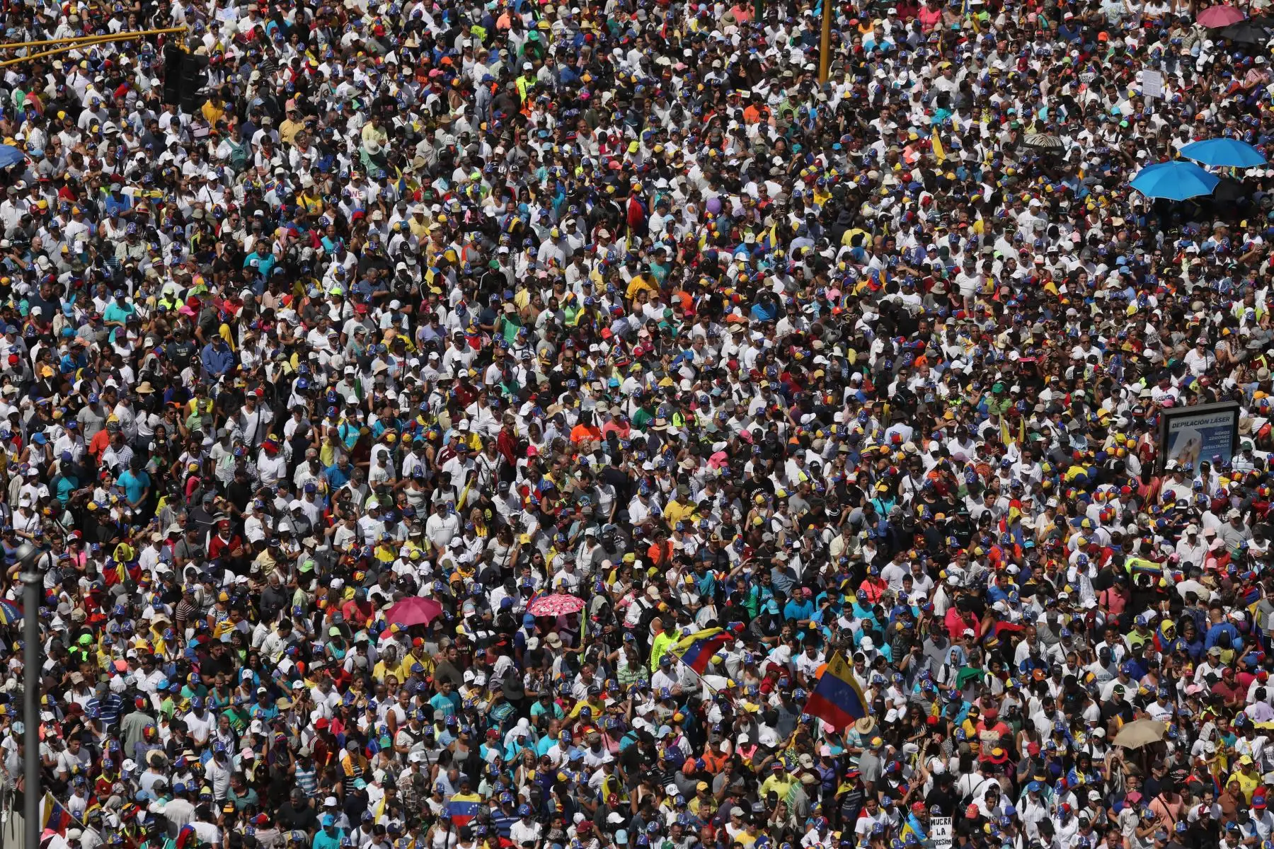Vista aérea durante una marcha opositora este sábado en Caracas (Venezuela). Las concentraciones opositoras al presidente Nicolás Maduro, están convocadas en toda Venezuela y en distintos países. Foto: EFE/ Miguel Gutiérrez