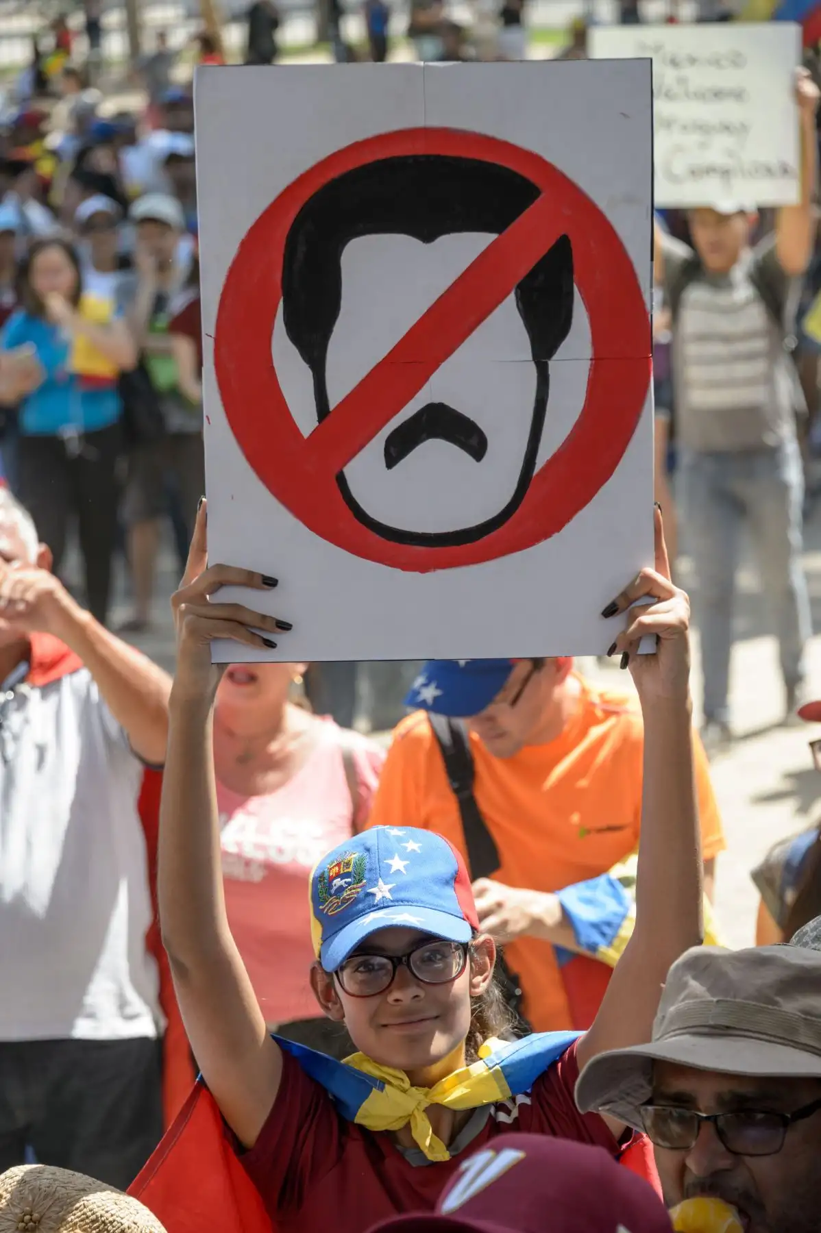 El partidario de la oposición venezolana que vive en Santiago (Chile) participa en una protesta contra el presidente venezolano Nicolás Maduro. Foto: AFP/Martin BERNETTI