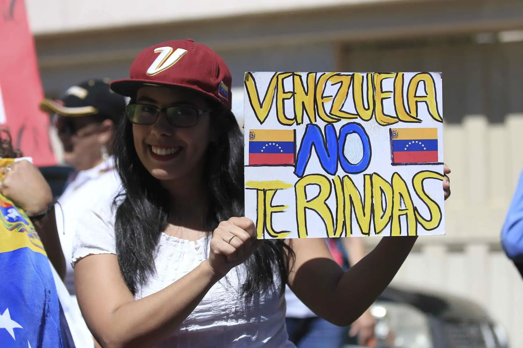 Simpatizantes del presidente de la Asamblea Nacional de Venezuela, Juan Guaidó, participan en una manifestación este sábado, frente a la embajada de Venezuela en Tegucigalpa (Honduras). Foto: EFE/Gustavo Amador