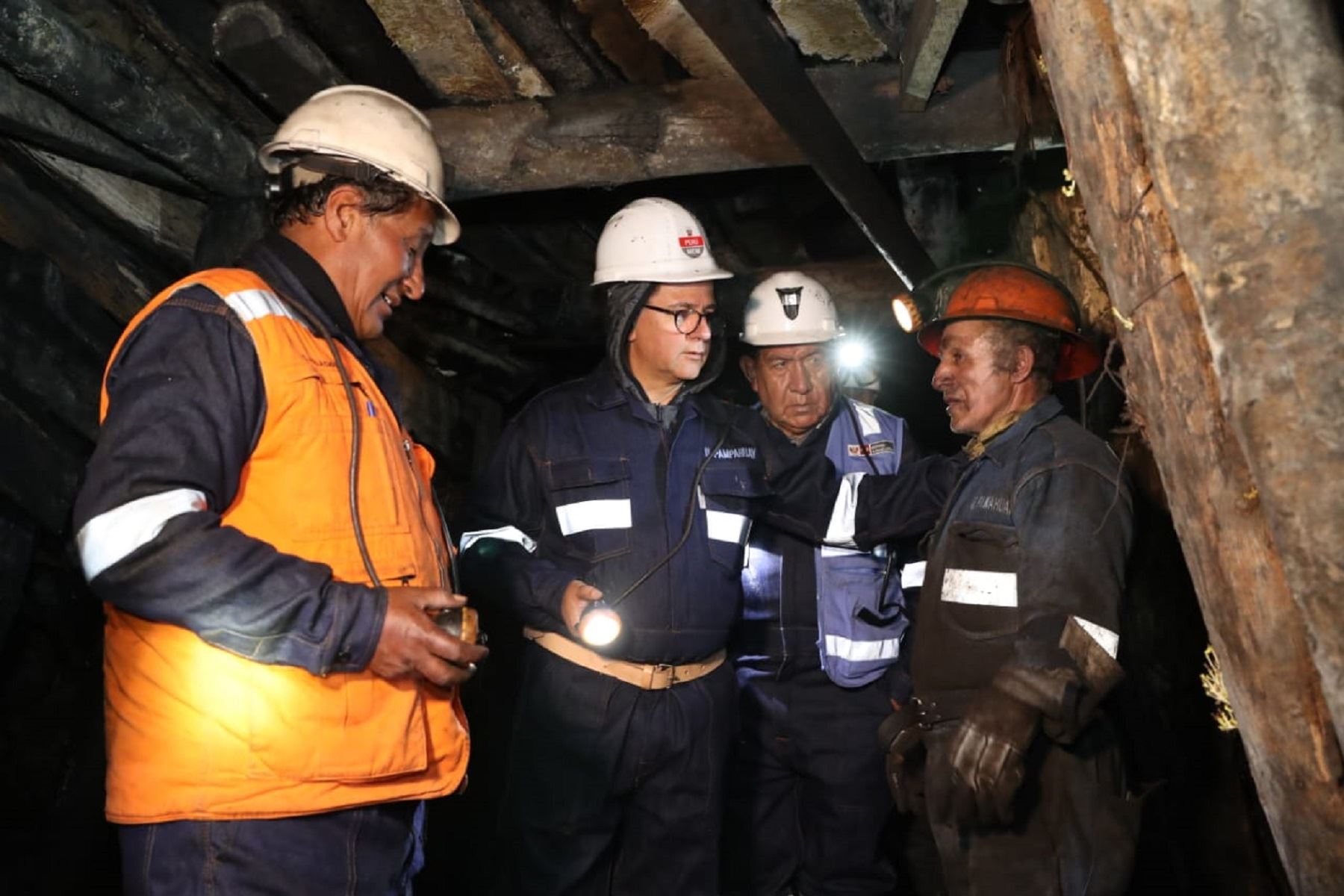 Ministro de Energía y Minas, Francisco Ísmodes, durante supervisión de acciones para rescatar a mineros atrapados en Oyón. Foto: Ministerio de Energìa y Minas.