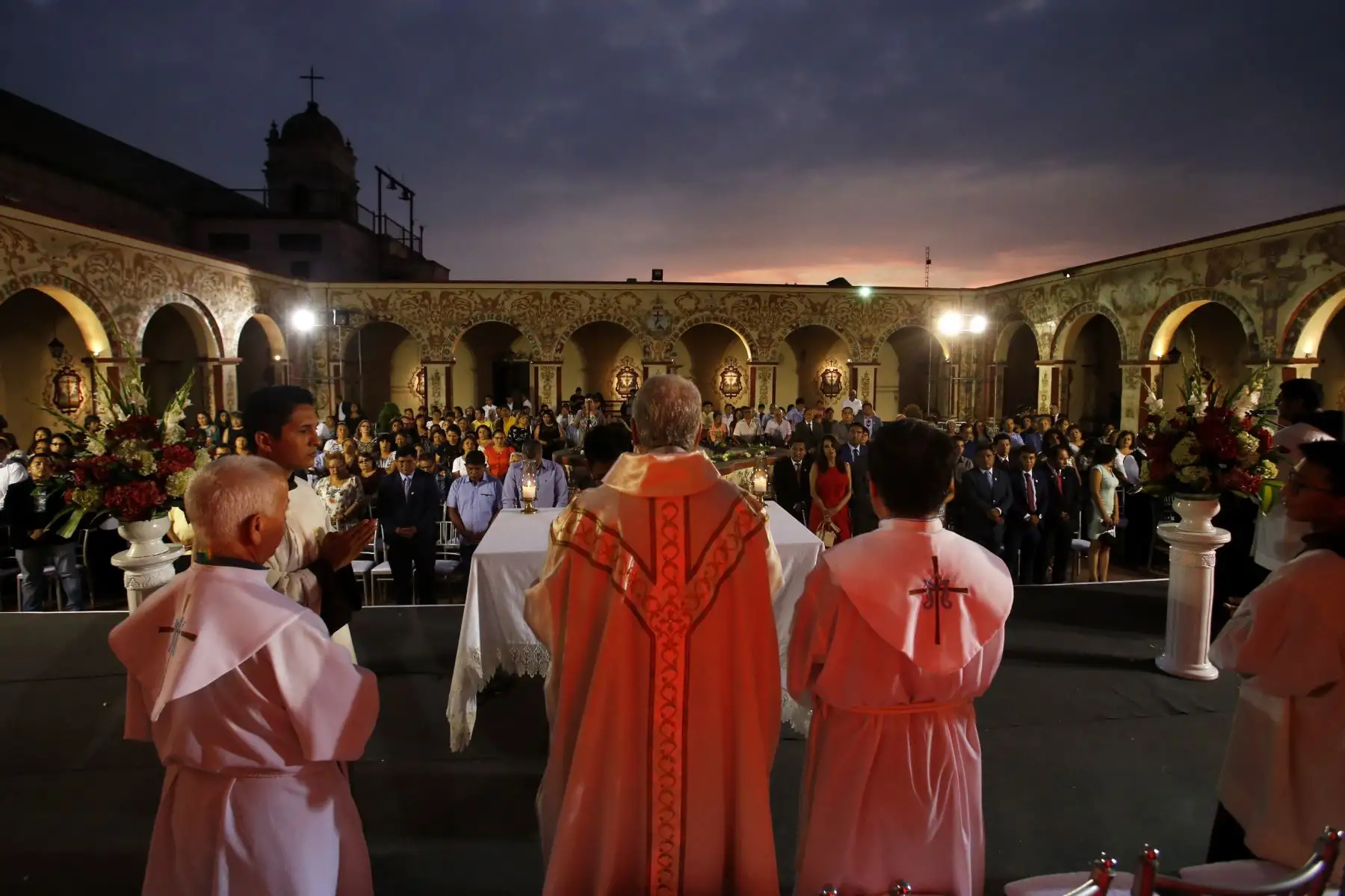 Arzobispo de Lima, Carlos Castillo Mattasoglio oficia misa por el Aniversario del Distrito de Rimac en la Iglesia Convento de Los Descalzos. Dicha ceremonia contó con la presencia del Alcalde del distrito, Pedro Rosario y la comunidad.  Foto: ANDINA/Nathalie Sayago