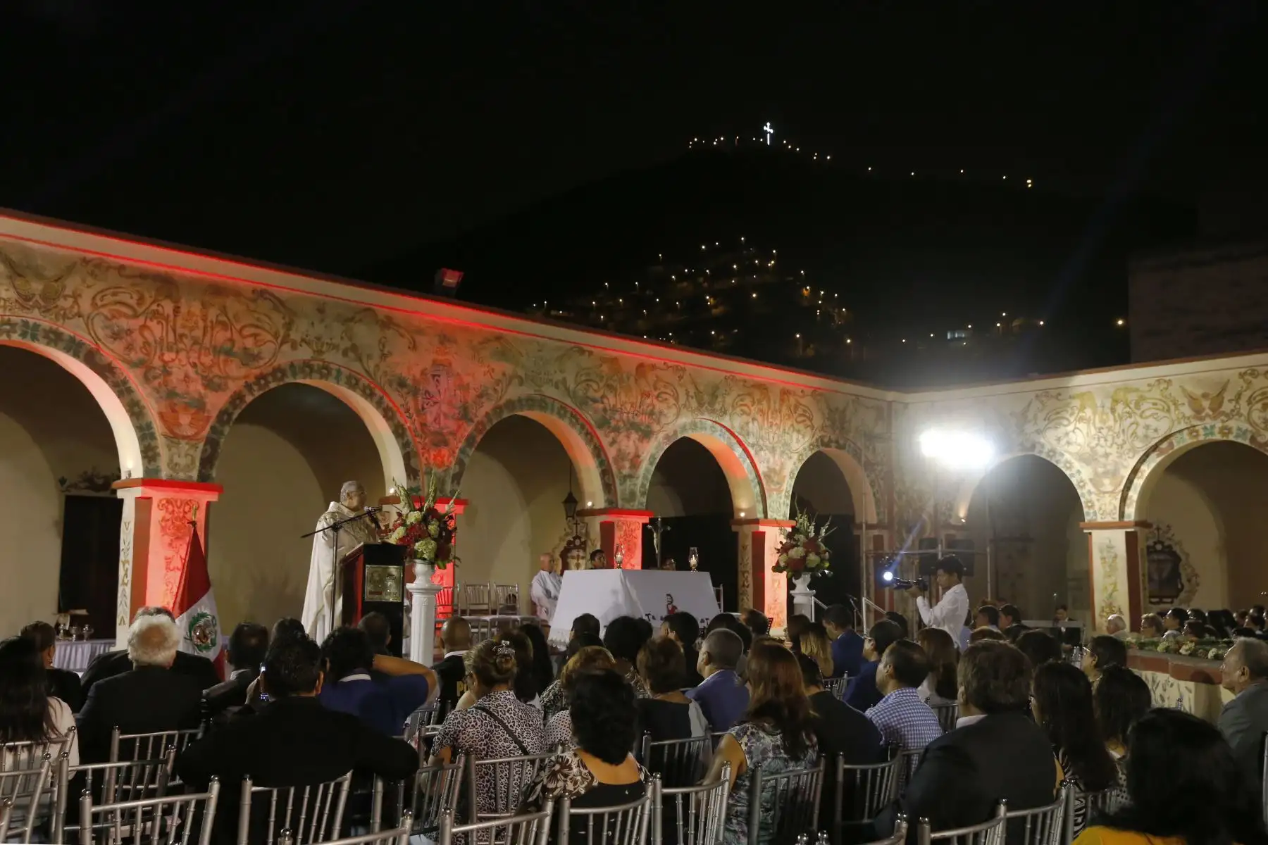 Arzobispo de Lima, Carlos Castillo Mattasoglio oficia misa por el Aniversario del Distrito de Rimac en la Iglesia Convento de Los Descalzos. Dicha ceremonia contó con la presencia del Alcalde del distrito, Pedro Rosario y la comunidad.  Foto: ANDINA/Nathalie Sayago