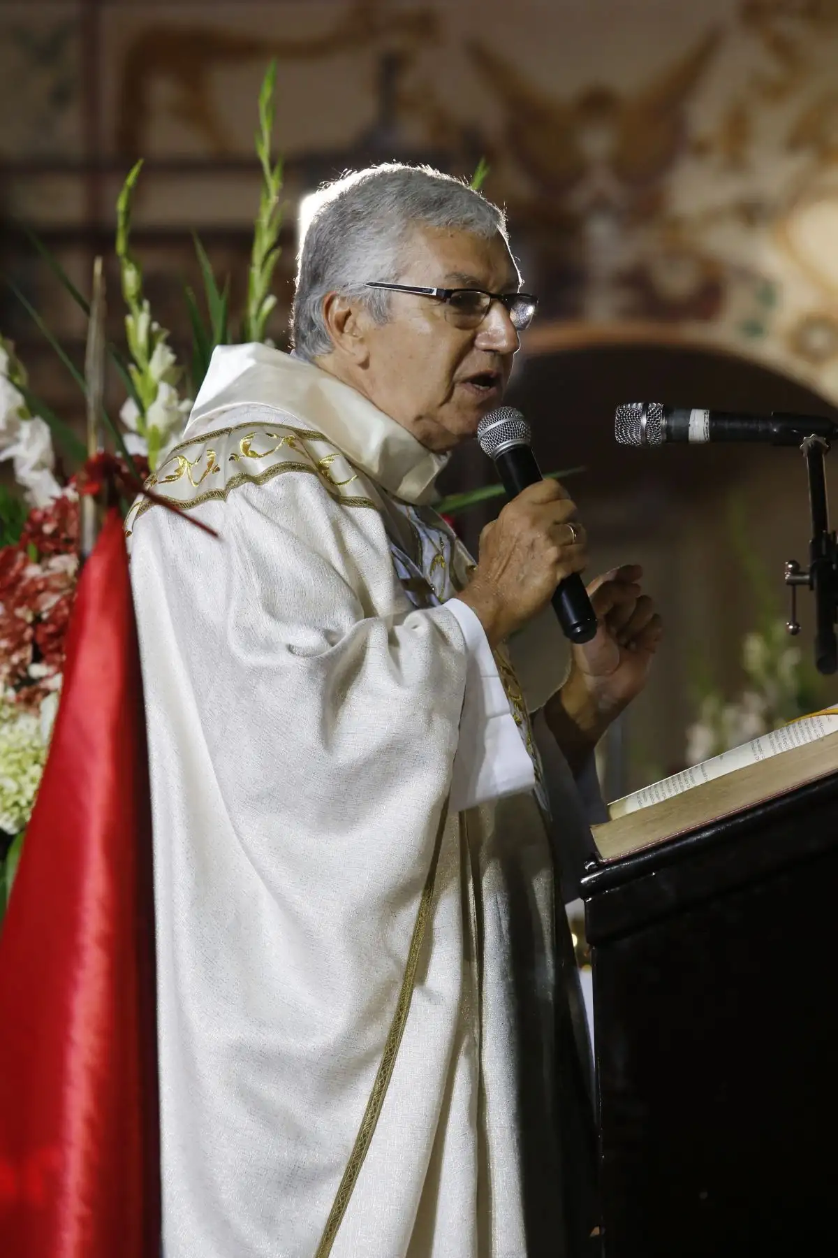 Arzobispo de Lima, Carlos Castillo Mattasoglio oficia misa por el Aniversario del Distrito de Rimac en la Iglesia Convento de Los Descalzos. Dicha ceremonia contó con la presencia del Alcalde del distrito, Pedro Rosario y la comunidad.  Foto: ANDINA/Nathalie Sayago