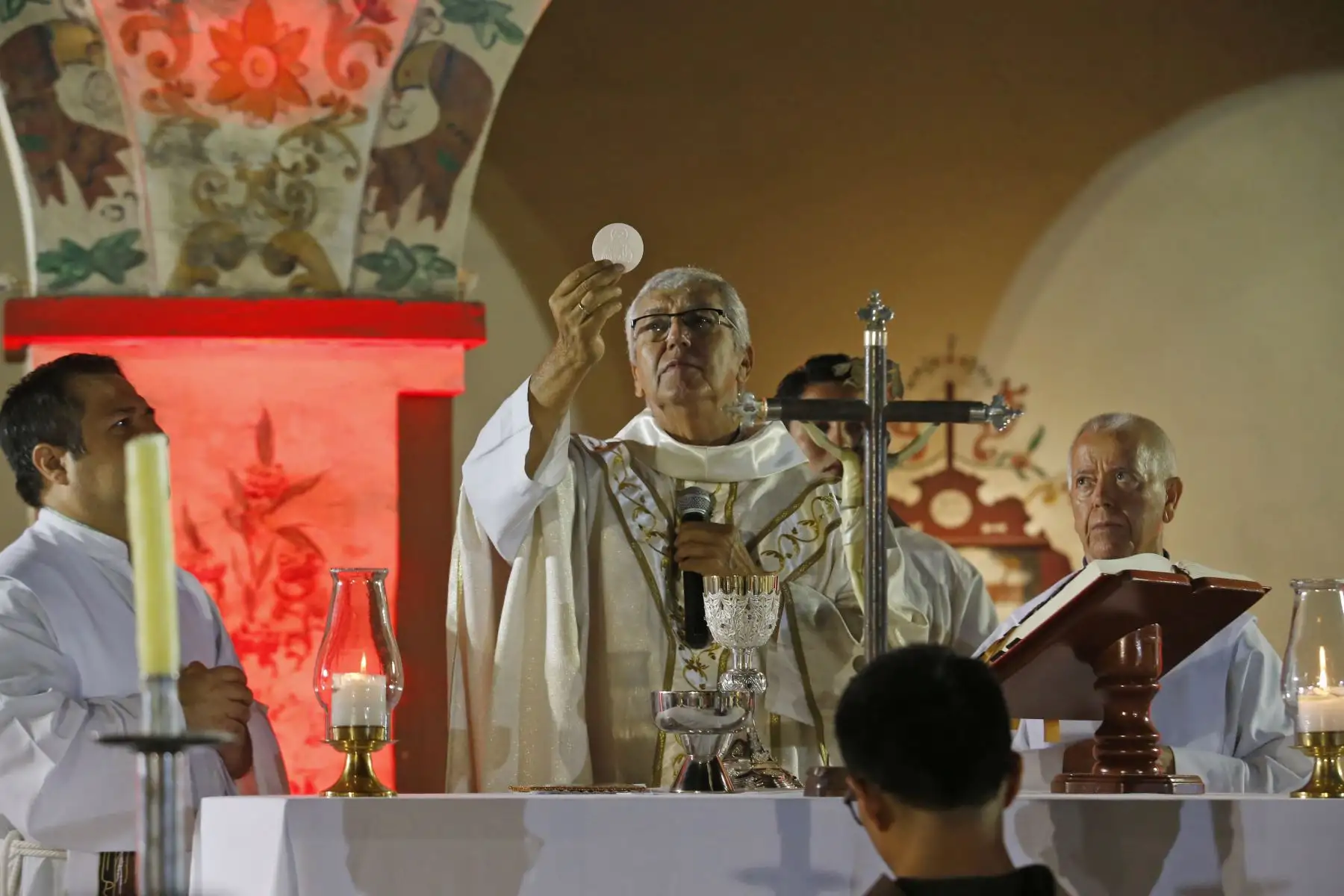 Arzobispo de Lima, Carlos Castillo Mattasoglio oficia misa por el Aniversario del Distrito de Rimac en la Iglesia Convento de Los Descalzos. Dicha ceremonia contó con la presencia del Alcalde del distrito, Pedro Rosario y la comunidad.  Foto: ANDINA/Nathalie Sayago
