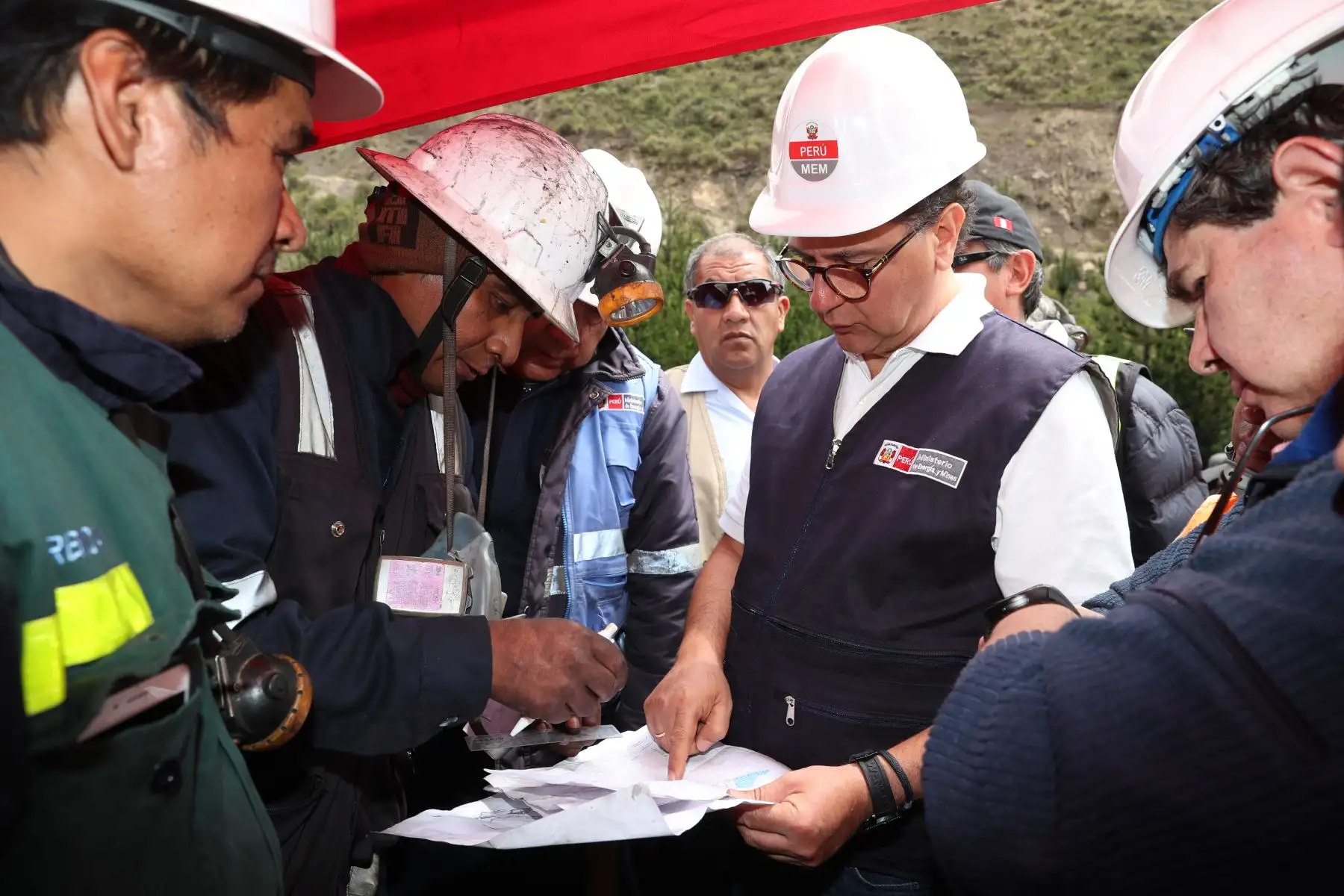 El ministro de Energía y Minas, Francisco Ísmodes, supervisa las acciones para el rescate de los mineros atrapados tras el derrumbe de mina Pampahuay, ubicada en la provincia de Oyón. Foto: ANDINA/Minem