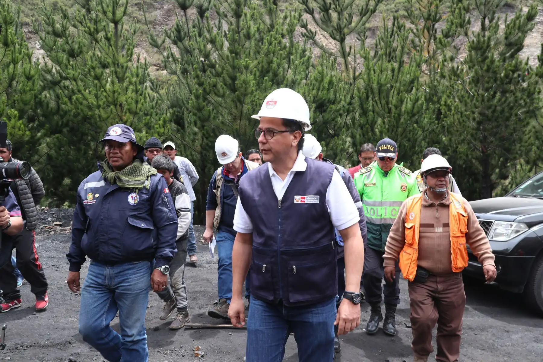El ministro de Energía y Minas, Francisco Ísmodes, supervisa las acciones para el rescate de los mineros atrapados tras el derrumbe de mina Pampahuay, ubicada en la provincia de Oyón. Foto: ANDINA/Minem
