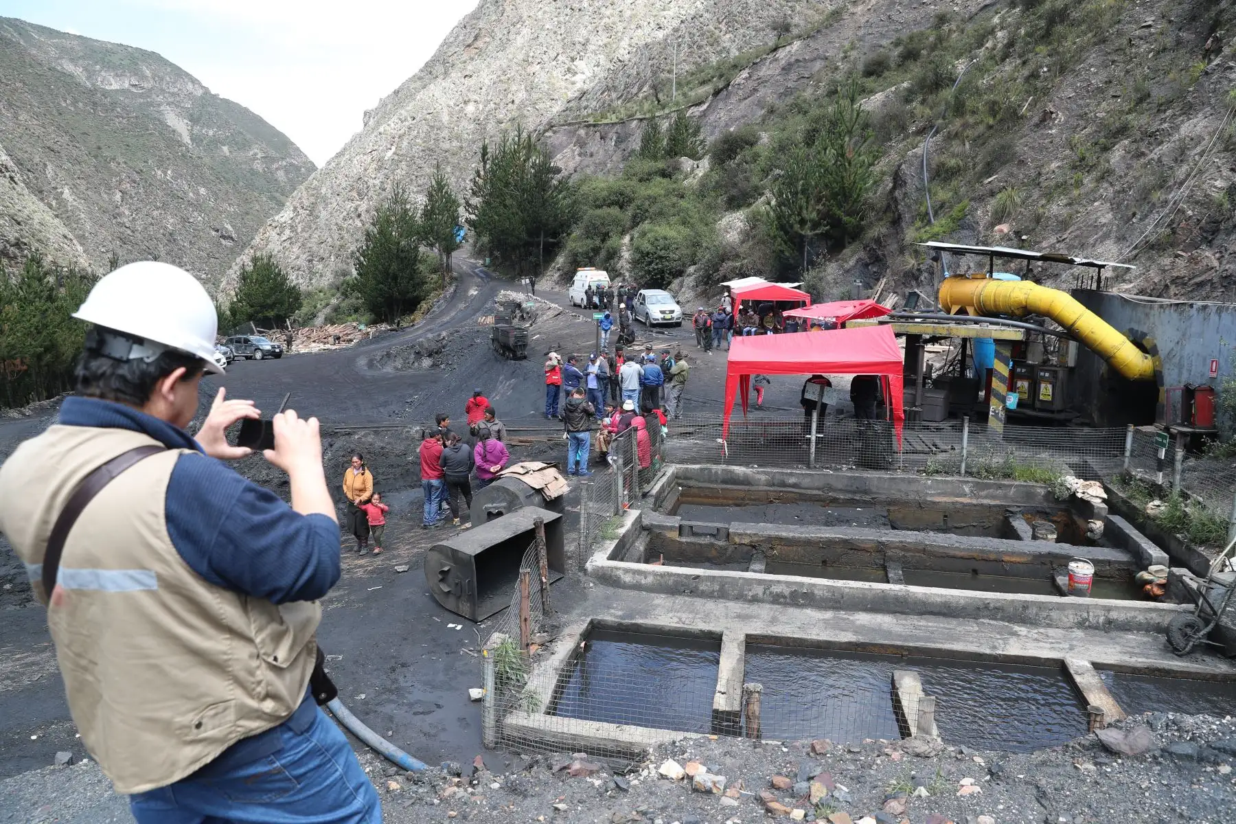 El ministro de Energía y Minas, Francisco Ísmodes, supervisa las acciones para el rescate de los mineros atrapados tras el derrumbe de mina Pampahuay, ubicada en la provincia de Oyón. Foto: ANDINA/Minem