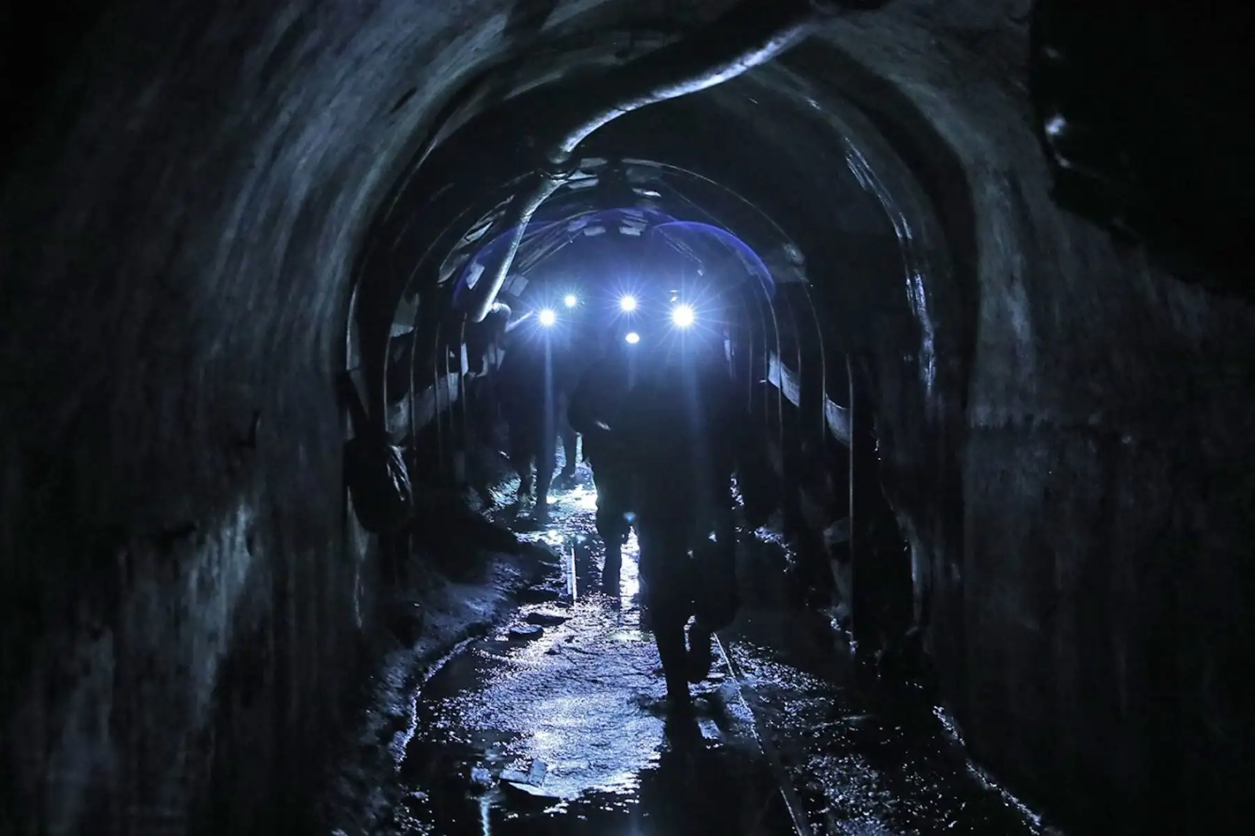 El ministro de Energía y Minas, Francisco Ísmodes, supervisa las acciones para el rescate de los mineros atrapados tras el derrumbe de mina Pampahuay, ubicada en la provincia de Oyón. Foto: ANDINA/Minem